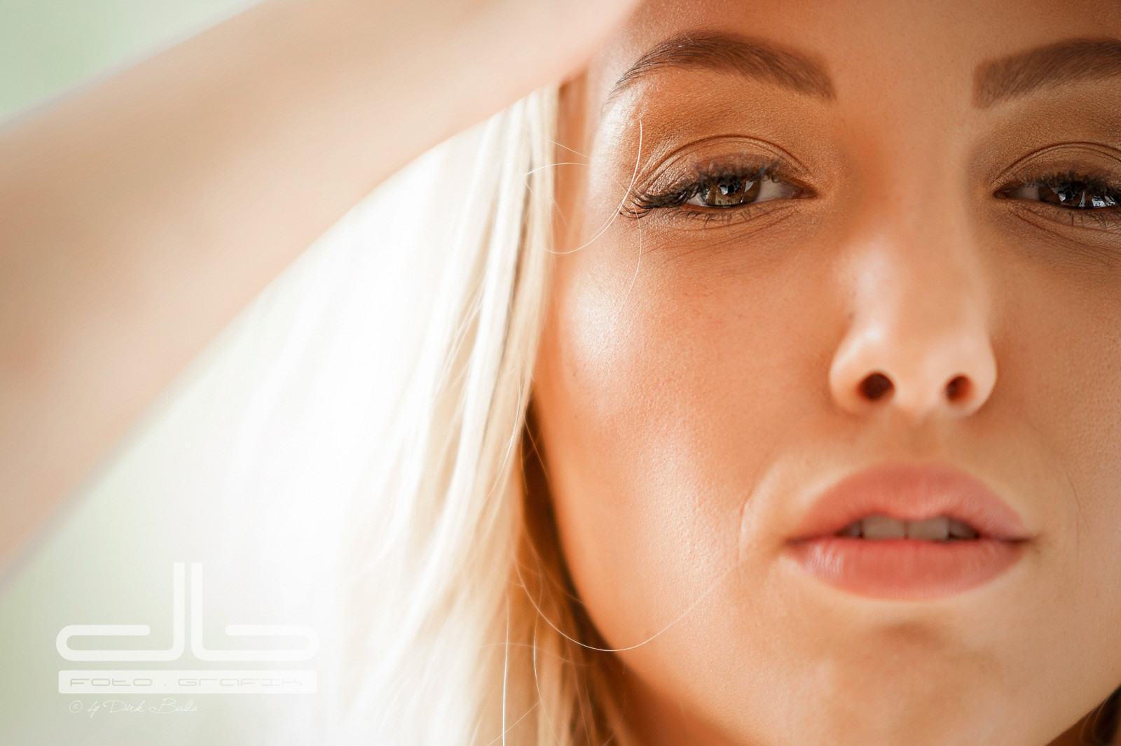 tsena-foto-krupnim-planom-mnogo-muzhchin-konchayut-v-pizdu-odnoy-zhenshine-porno