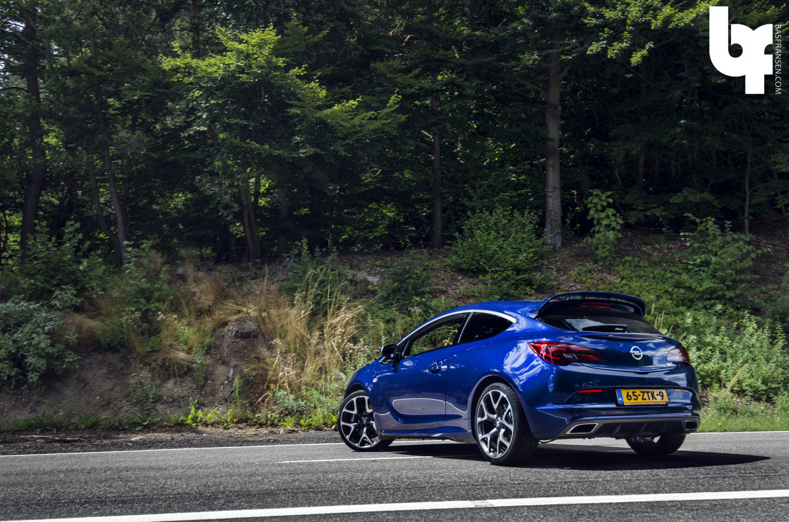 krajina, auto, nebe, vozidlo, silnice, modrý, sportovní auto, asfalt, kupé, řidičský, výkon auta, Opel, limuzína, strom, rostlina, kolo, astra, okraj, motorsport, počítač tapeta, automobilového designu, automobilový exteriér, závodní auto, luxusní vůz, rodinný vůz, kompaktní vůz, motorové vozidlo, druh dopravy, městské auto, subcompact auto, road trip, střední velikost auta, auto part, v plné velikosti vůz, hatchback, hot hatch, petrolejově modrá, sidecode7, OPC, 11813, opelastraopc, touristenfahrten, astraopc, opelopc, 65ztk9, automotive wheel system