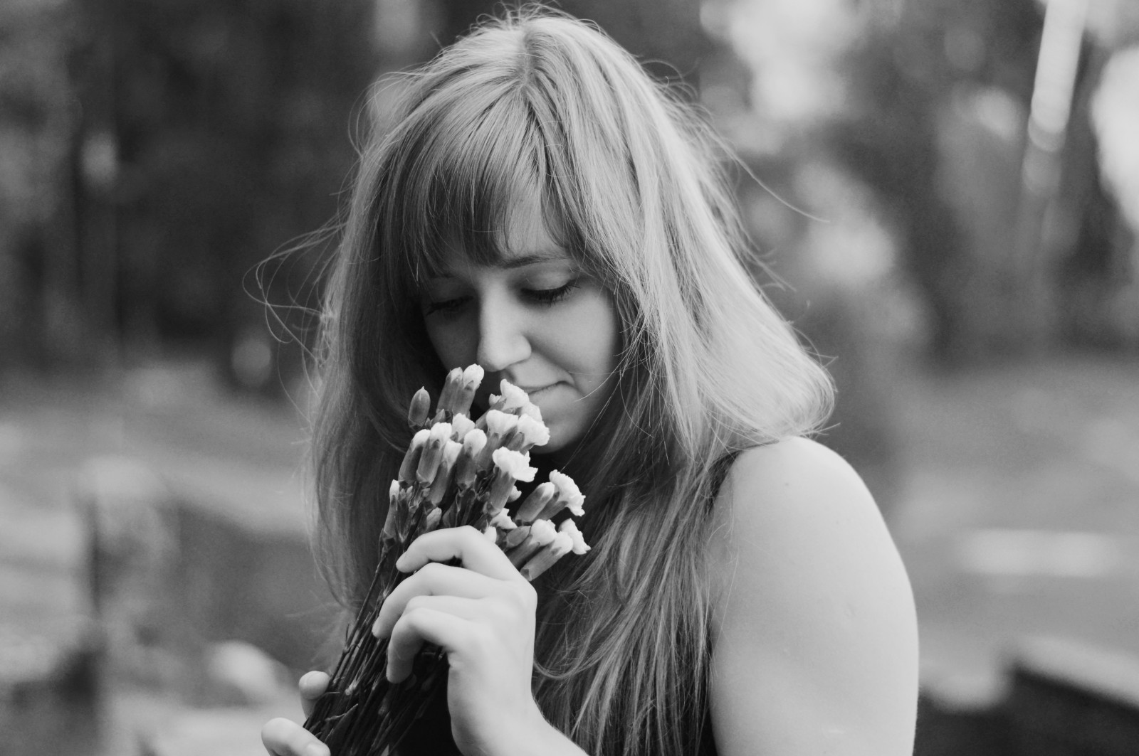 květiny, Černý a bílý, tělesné, žena, bílý, milovat, dívka, Mládí, vlasy, 50mm, oči, Nikon, ruka, vítr, bokeh, holčičí, kvalitní, Pozadí, víra, mladý, GIMP, věci, člověk, čich, NIKKOR, vonící, 18f