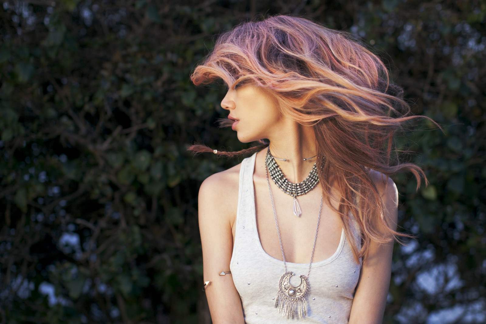 ženy venku, ženy, model, portrét, dlouhé vlasy, bruneta, fotografování, šaty, Bílé vrcholy, móda, vlasy, jaro, oblečení, supermodelka, šlehání vlasy, dívka, krása, žena, dáma, blond, účes, portrétní fotografie, focení, hnědé vlasy, umění model