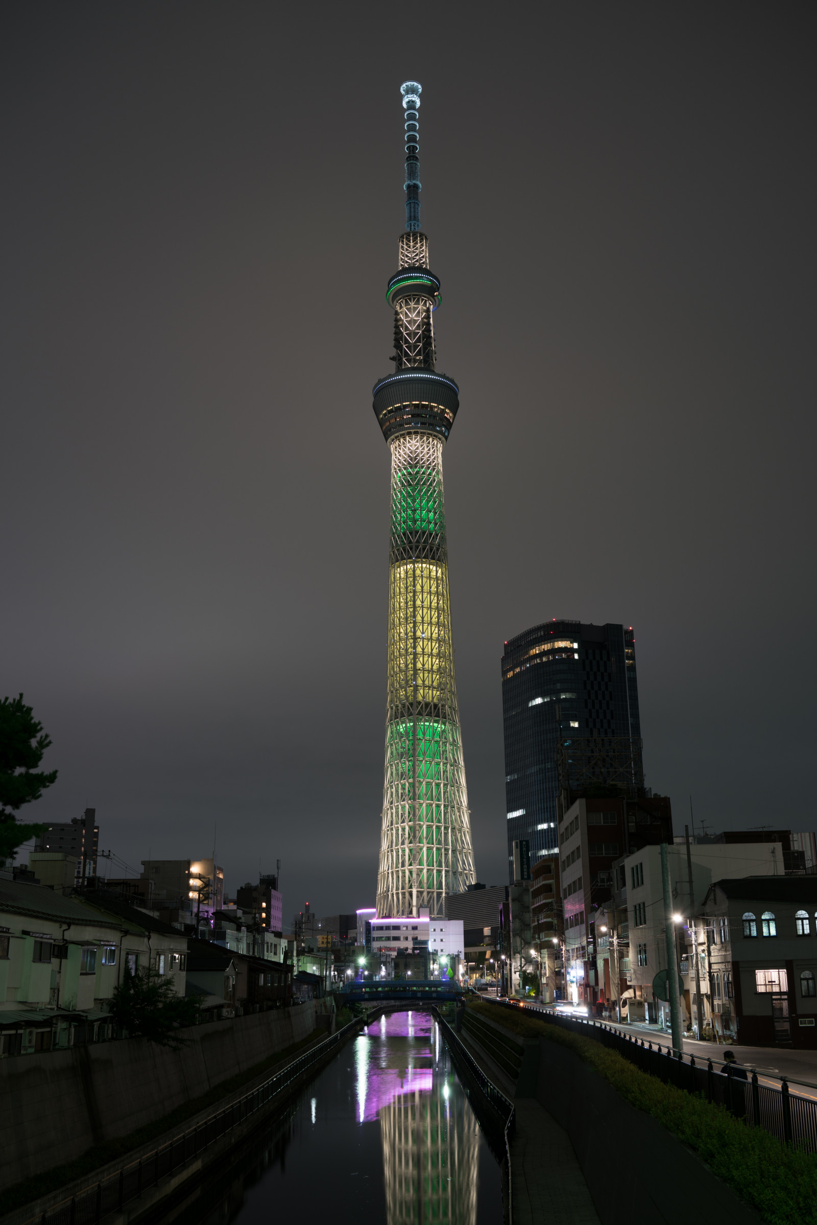 Japonsko, město, panoráma města, noc, architektura, odraz, panoráma, mrakodrap, večer, věž, Sony, soumrak, metropole, Tokio, RX1R, jp, Skytree, světlo, mrak, centrum, zakalený, osvětlené, osvětlení, CC, Zeiss, mezník, Tokyo Sky Tree, rx, rx1, rx1rm2, rx1rmark2, CreativeCommons, braziliannationalflag, olympijský, urban area, Atmosféra Země, Metropolitní oblast, lidské osídlení, panelový dům