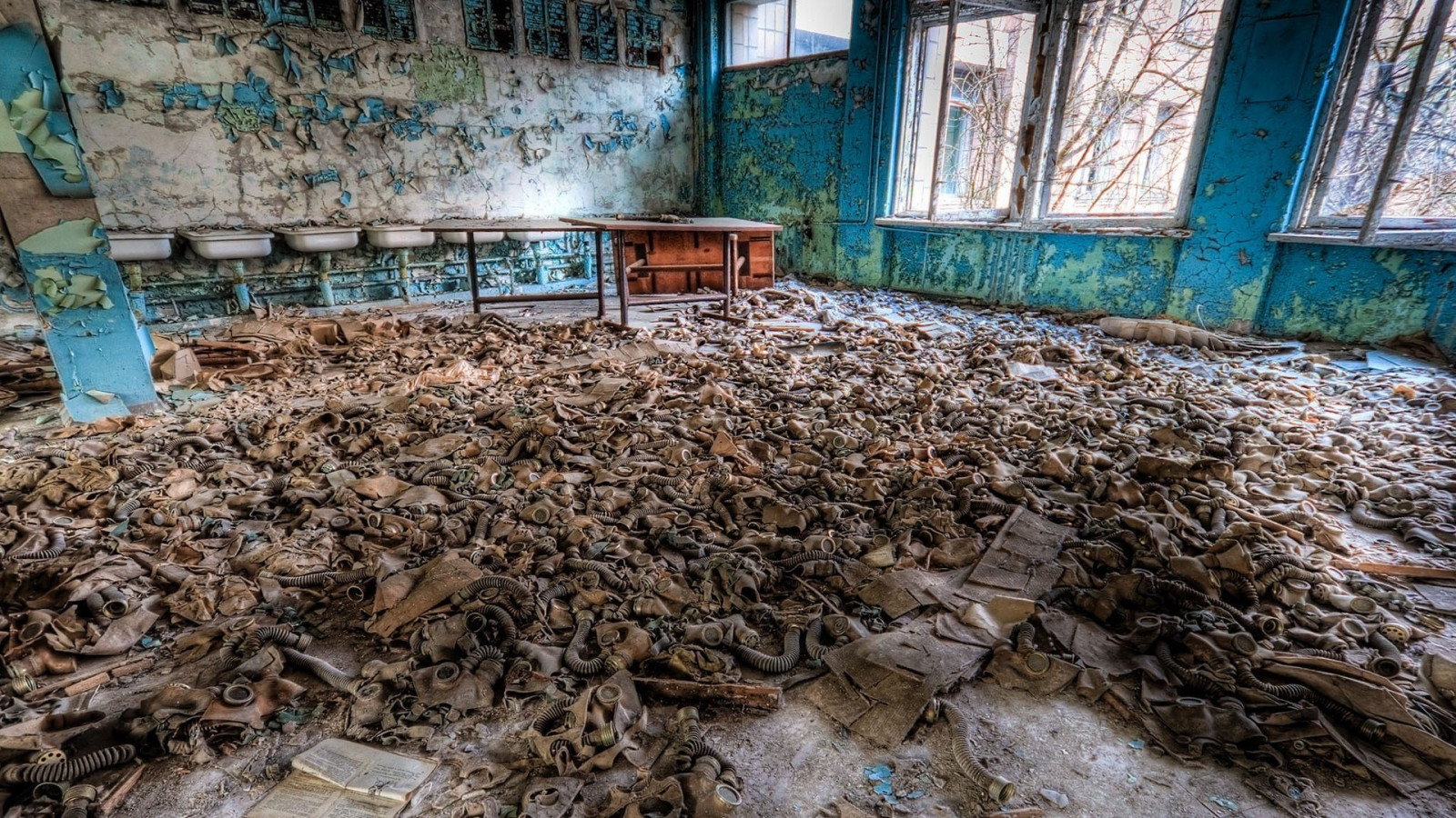 okno, plynové masky, pokoj, místnost, interiér, opuštěný, stůl, dřevo, HDR, Černobyl, Pripyat, Ukrajina, prázdný, radioaktivní, odpad, šrot, urban area