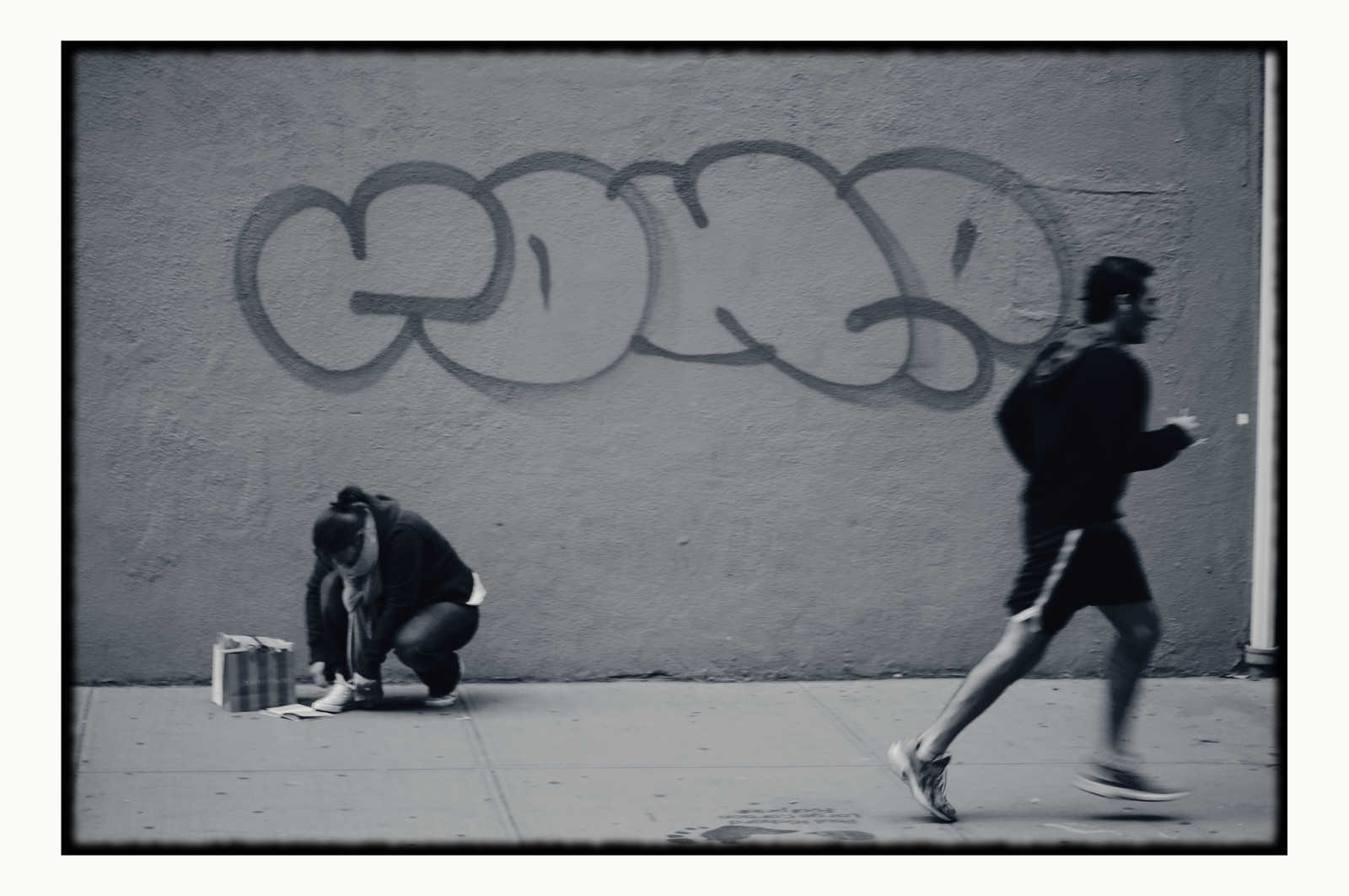 hvid, sort, monokrom, by, gade, skygge, væg, fotografering, Nikon, USA, gadekunst, ferie, ferie, York, Løber, KUNST, stor, æble, rejse, ny, bw, sort hvid, os, fotografi, streetphotography, D40, grafiti, øjebliksbillede, sort og hvid, monokrom fotografering, skrifttype, jogger, stock photography, visual arts, human behavior