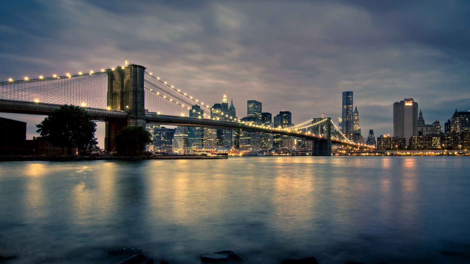světla, západ slunce, město, panoráma města, noc, voda, odraz, nebe, panoráma, mrakodrap, večer, ráno, most, Brooklyn Bridge, řeka, New York City, horizont, soumrak, centrum, svítání, urban area, lidské osídlení
