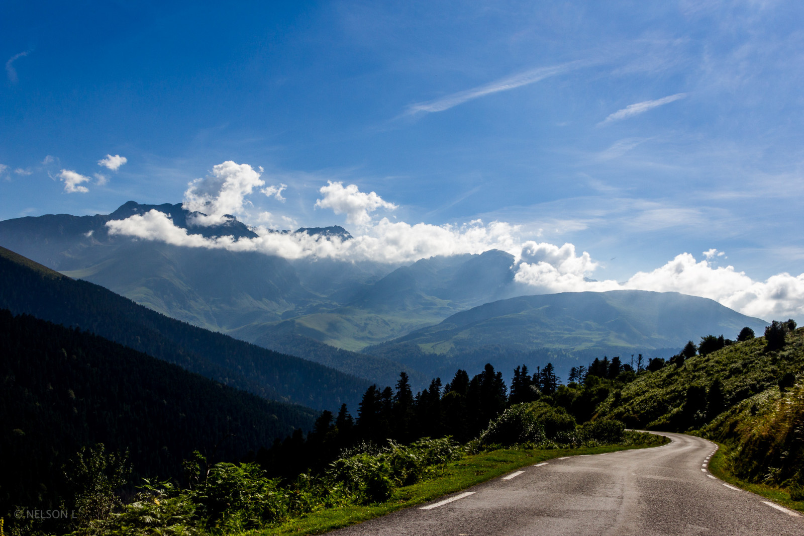 nebe, mrak, horských reliéf, silnice, pohoří, hora, vysočina, Příroda, divočina, strom, mount scenérie, dřevina, infrastruktura, Alpy, horský průsmyk, kopec, stanice hill, hřbet, během dne, horizont, atmosféra, ráno, údolí, národní park, jev, meteorologický jev, klesl, kupa, krajina, venkov, slunečnímu záření, tráva, louka, les, pole, plošina, lučina, zima, rostlina, Dálnice, nadmořská výška, počítač tapeta, vrcholek