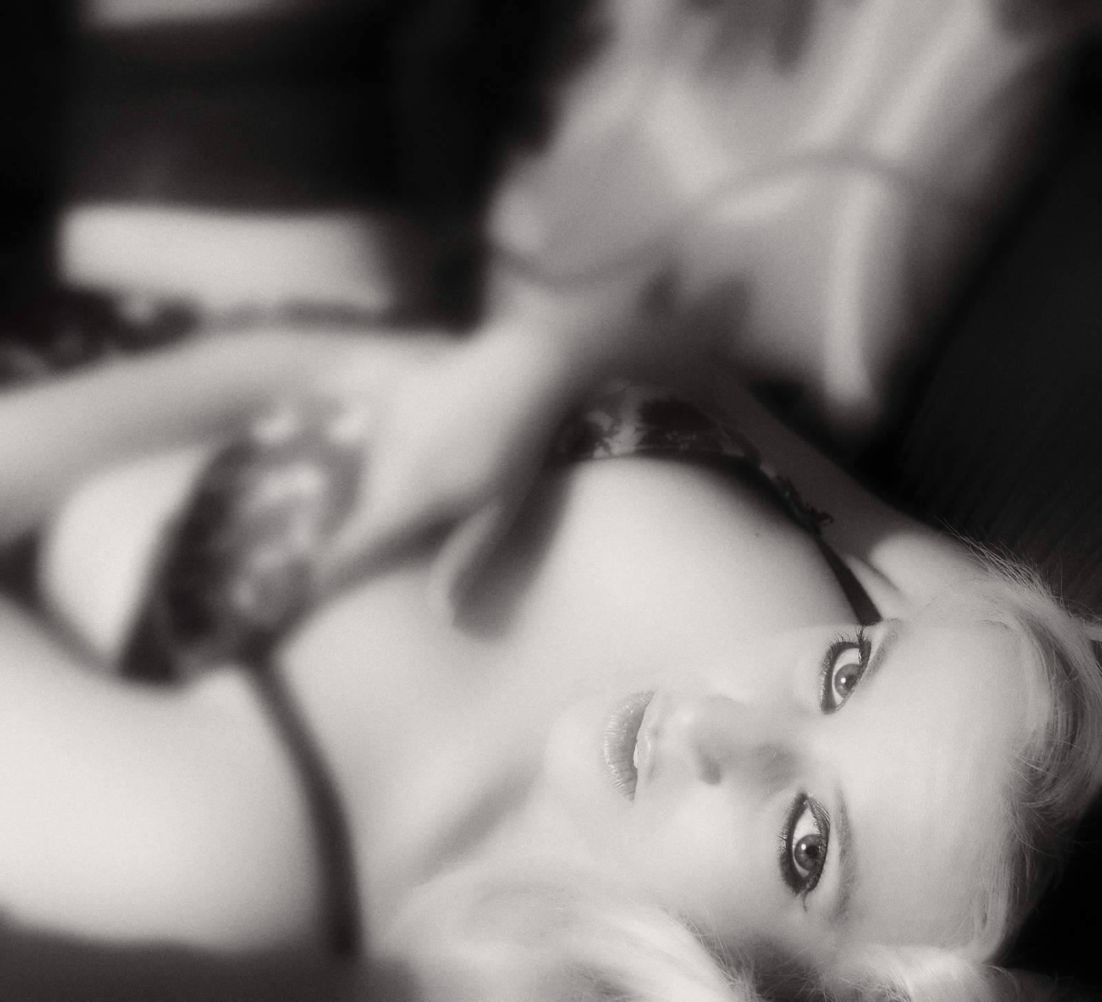 tvář, bílý, Černá, černobílý, model, portrét, blondýnka, fotografování, výstřih, podprsenka, prsa, emoce, Osoba, kůže, půvab, hlava, dívka, krása, oko, žena, ruka, sexy, smysl, erotický, poprsí, kozy, Černý a bílý, monochromatické fotografování, umění model, orgán, zblízka, interakce, excitment