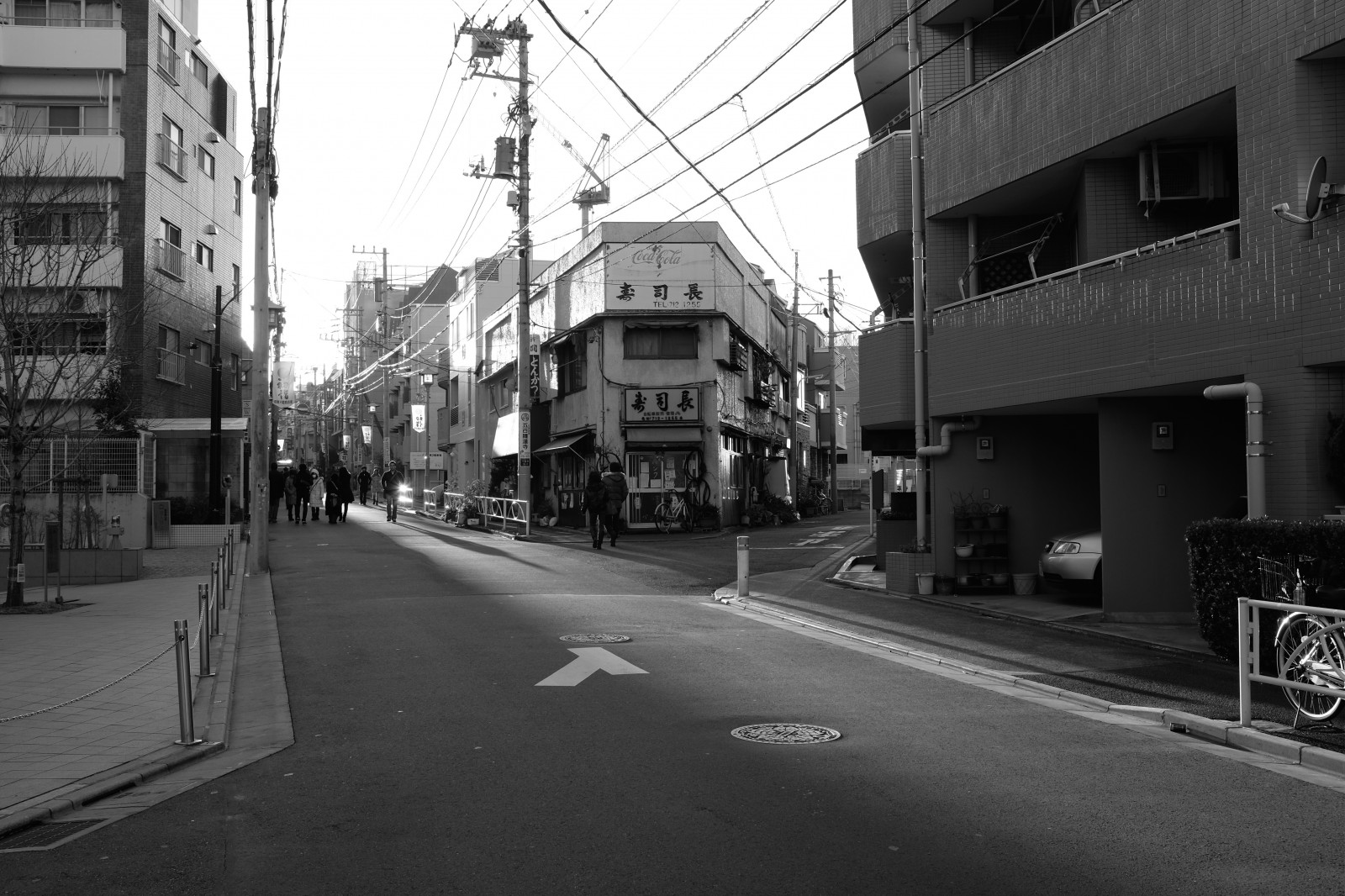 sort, monokrom, by, gade, bybilledet, vej, by, Tokyo, Fujifilm, infrastruktur, downtown, gyde, belysning, form, Fujinon, classicchrome, x, Meguro, x100, x100t, bane, byområde, sort og hvid, monokrom fotografering, menneskelig bosættelse, kvarter, boligområde, nonbuilding struktur