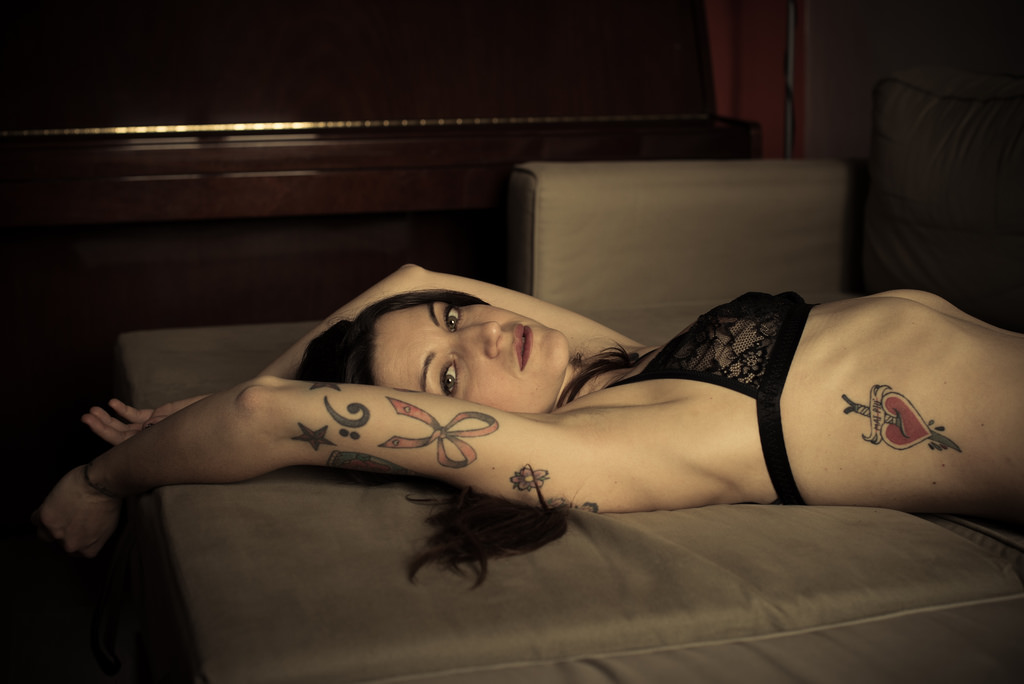 portret, oczy, sofa, tatuaż, biustonosz, Nikon, marzycielski, Lightroom, IKEA, Selene, Nikkor, dziewczyna, piękno, dłoń, dama, noga, Sens, Ritratto, Donna, Sito, D600, ramię, Klatka piersiowa, sesja zdjęciowa, Sztuki, Ludzkie ciało, Tatuaggi, 5014, Reggiseno, Tattoogirl, Seno, Divano, Marzyciele, Tatuata