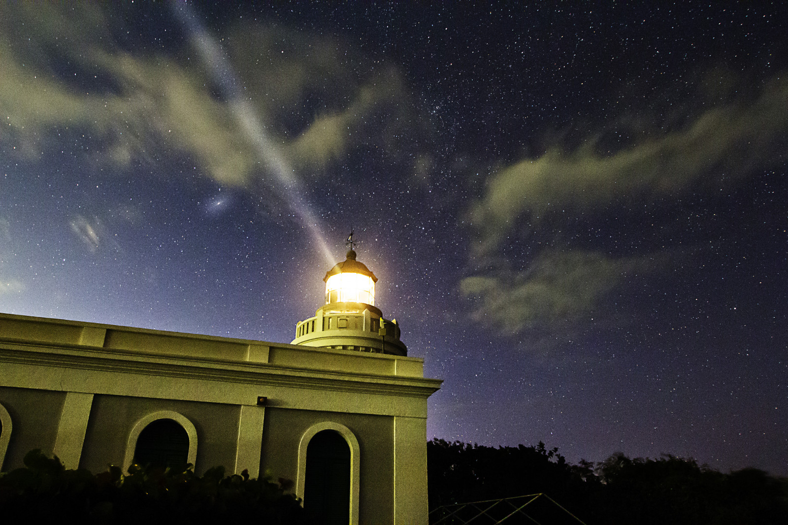 longexposure, výlet, cestovat, dovolená, nebe, maják, hvězdy, krajina, Portoriko, stativ, Andromeda, galaxie, astrophotography, astronomie, noční obloha, fajardo, cloudysky, StarryNight, nightlandscape, Andromedagalaxy, skyphotography, canonef1635mmf28liiusm, Canonastrophotography, Canon60da, Tripodastrophotography, Starrynightastrophotography, lighthouseastrophotography, astrophotographypuertorico, cabosanjuanfajardo, puertoricoastronomy, Puertoriconightsky, puertoriconightlandscape, puertoriconightscape