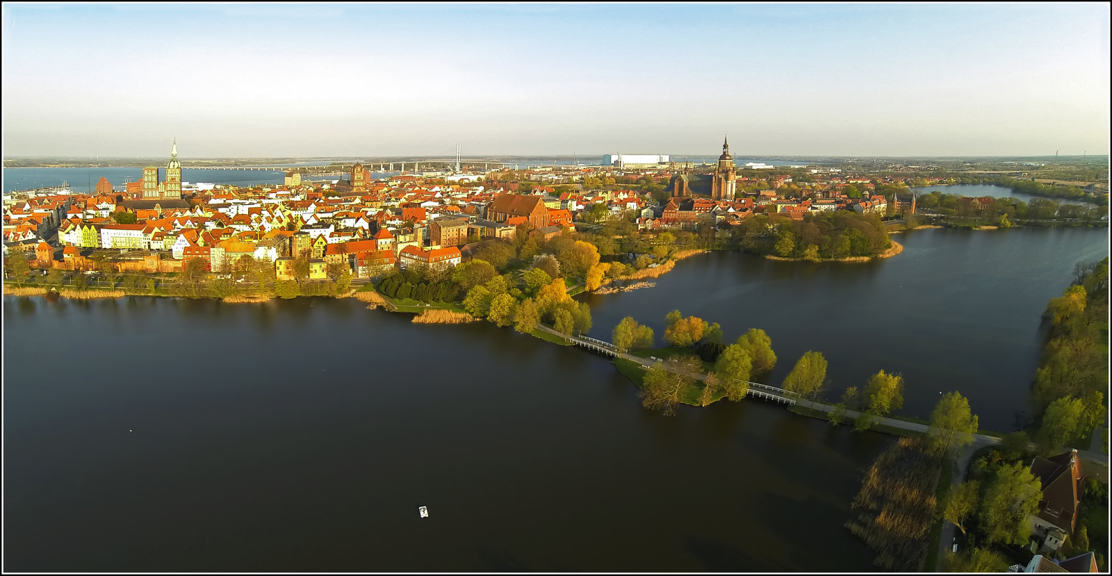 krajina, starý, moře, město, panoráma města, architektura, jezero, voda, městský, odraz, nebe, panoráma, večer, ráno, Německo, letící, řeka, historický, horizont, město, svět, panoráma, ostrov, letní, ptačí perspektivy, trubec, metropole, banka, pentax, zvuk, strom, cestovat, list, Pohled, dědictví, letecký, deutschland, Insel, Ostsee, předměstí, Stadt, baltský, ruegen, Stralsund, Rugen, urban area, Metropolitní oblast, obytný prostor, letecké snímkování, Altstadt, Flug, Luftaufnahme, Welterbe, sund, Historische, Drohne