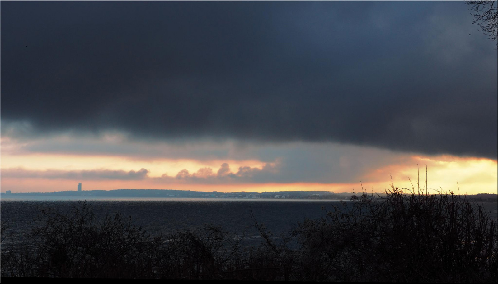 západ slunce, nebe, mraky, večer, ráno, Německo, horizont, atmosféra, soumrak, pátek, 2016, mrak, počasí, svítání, nebe, Ostsee, mraky, ostseeleuchte, dramaticsky, Baltské moře, norddeutschland, meteorologický jev, leden, klid před bouří, Freitag, happyweekend, ruhevordemsturm, Užij si víkend, dramatischerhimmel, 15januar2016