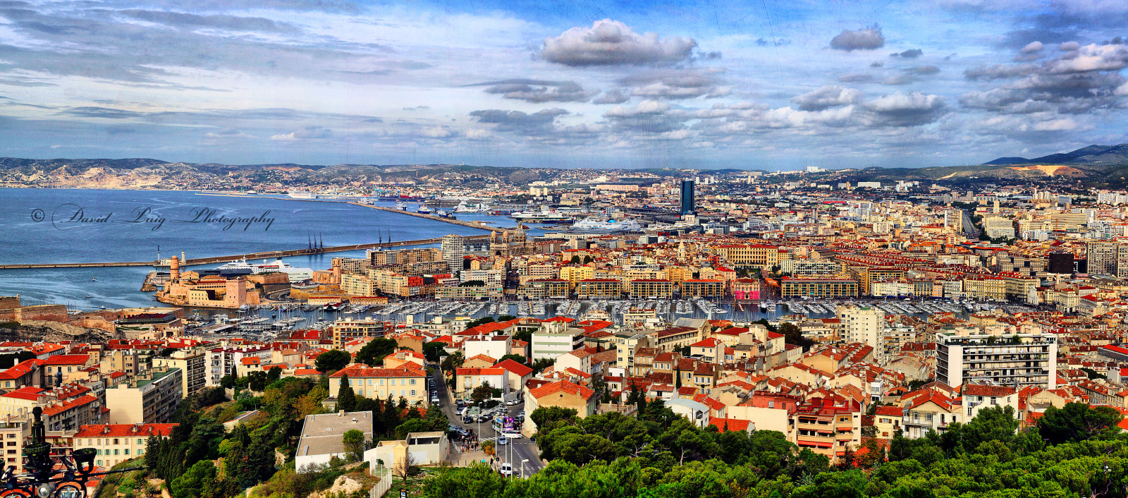 krajina, moře, město, panoráma města, středozemský, nebe, fotografování, mraky, panoráma, pobřeží, Kánon, horizont, město, panoráma, Francie, ptačí perspektivy, 2013, Marseille, panoramatický, cielo, paisaje, mraky, mar, puerto, francia, přístav, plavba, předměstí, 450D, panoramica, photoshopcreativo, urban area, mediterraneo, lidské osídlení, sousedství, obytný prostor, geografický rys, letecké snímkování, Crucero, Marsella