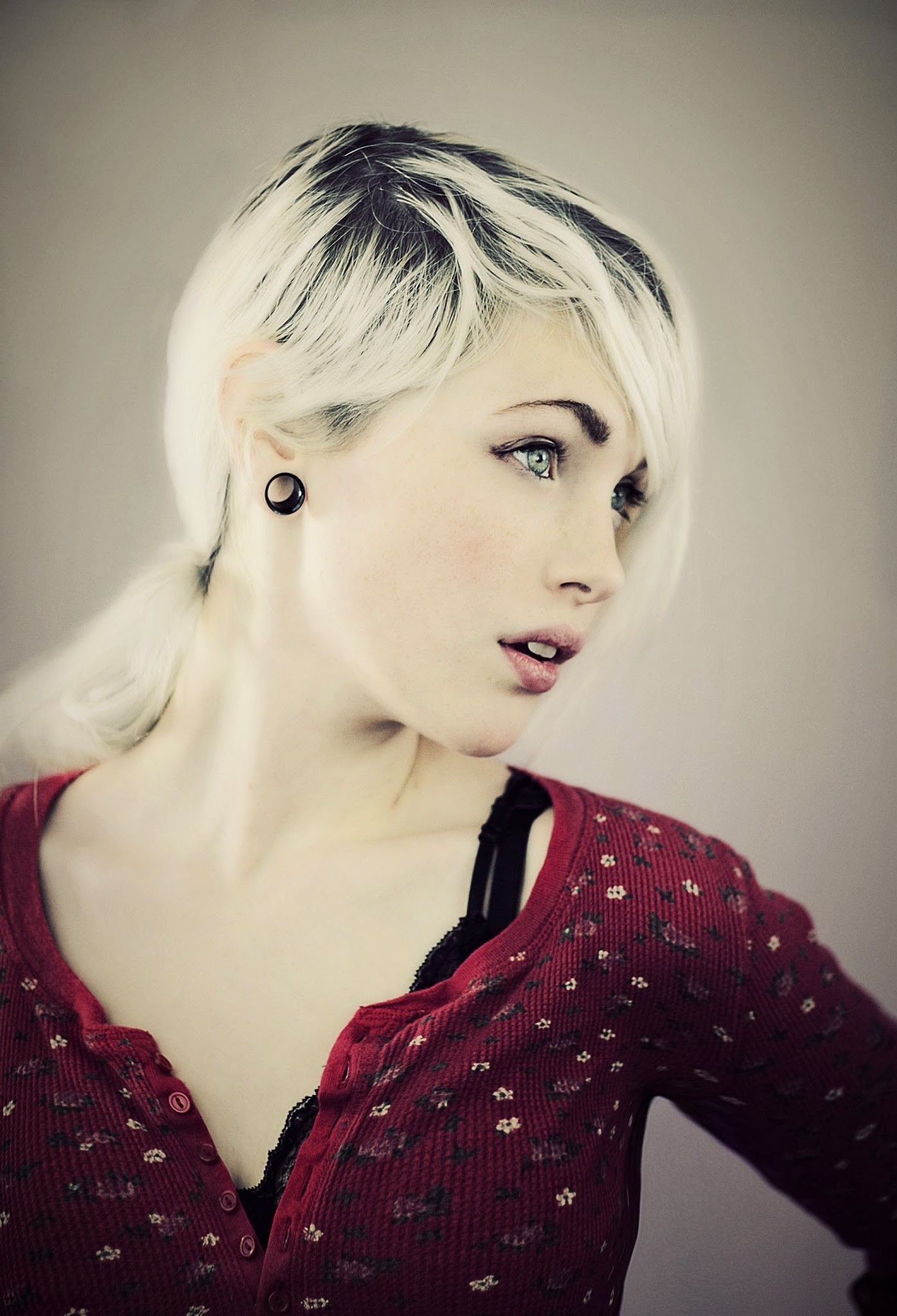 Oboi Lico Zhenshiny Model Portret Blondinka Dlinnye Volosy Fotografiya Chernye Volosy Moda Chelovek Kozha Glava Devushka Krasotu Glaz Zhenshina Ledi Guba Pricheska Portretnaya Fotografiya Fotosessiya Korichnevye Volosy Organ 1396x2048 Px