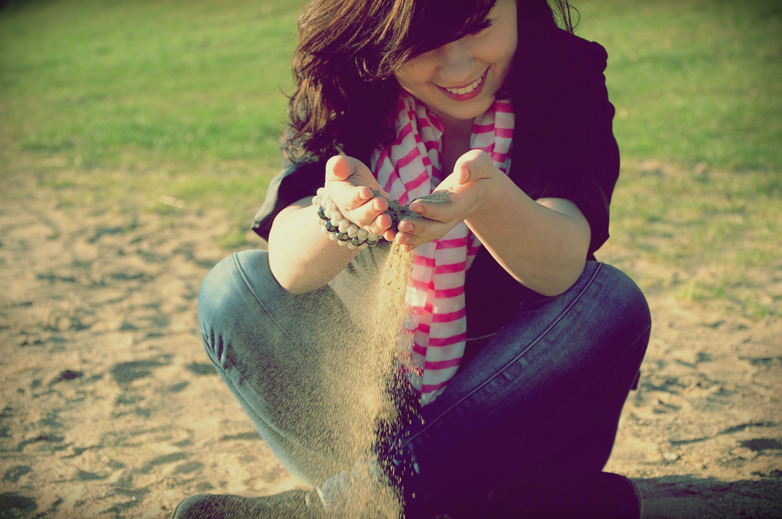 ženy venku, ženy, model, portrét, písek, milovat, fotografování, šaty, usmívající se, emoce, Osoba, kůže, oblečení, romantika, barva, dívka, krása, oko, žena, dáma, zábava, fotografie, obraz, sladkost, portrétní fotografie, focení, orgán, interakce