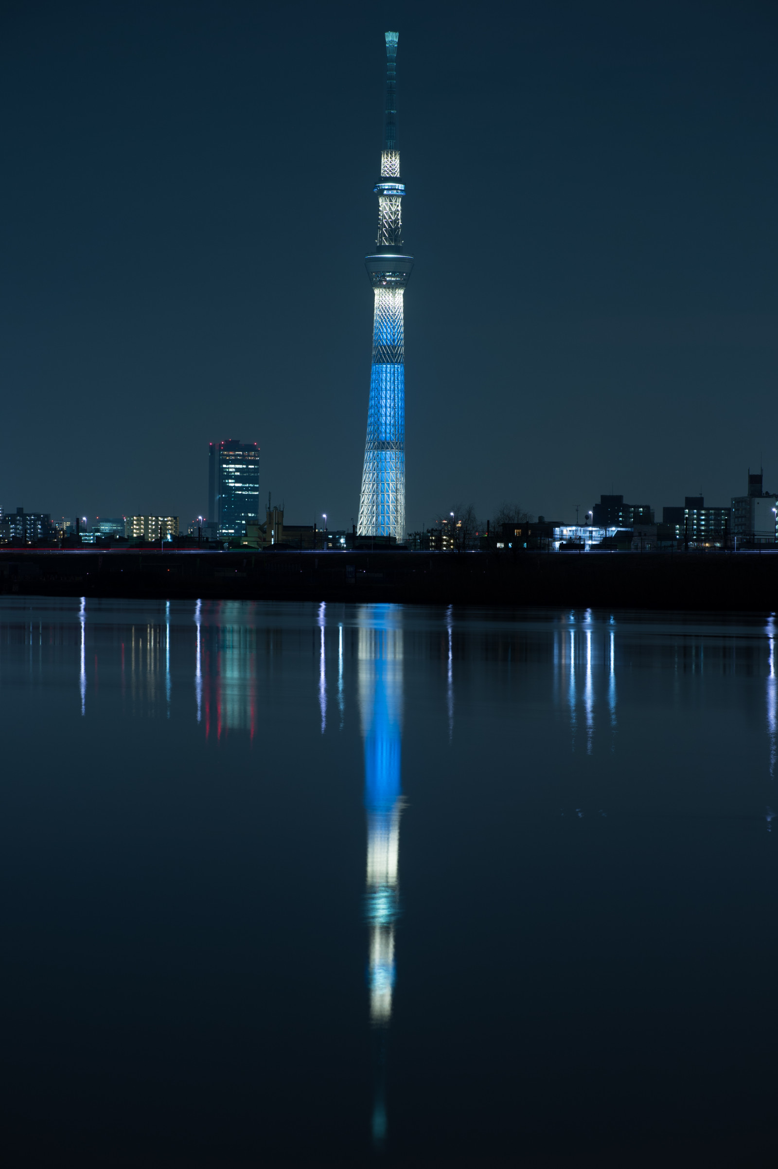Japonsko, moře, panoráma města, noc, architektura, odraz, nebe, panoráma, mrakodrap, modrý, večer, věž, horizont, Nikon, soumrak, Tokio, jp, Skytree, světlo, NIKKOR, svítání, osvětlené, osvětlení, tma, iki, mezník, Tokyo Sky Tree, horikiri, afs105mmf14eed, afsnikkor105mmf14eed, df, Atmosféra Země