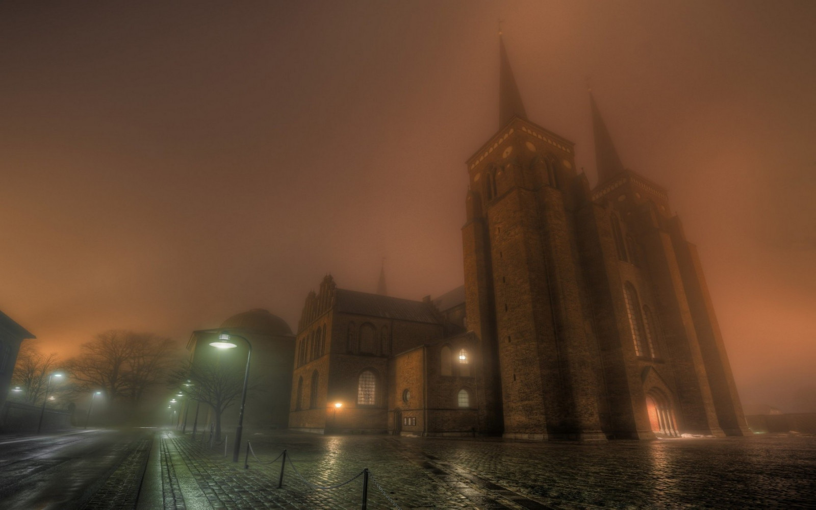 chrám, slunečnímu záření, krajina, pouliční osvětlení, město, panoráma města, noc, architektura, Příroda, dlažební kamen, městský, večer, ráno, mlha, atmosféra, kostel, soumrak, Dánsko, opar, světlo, mlha, počasí, svítání, tma, Snímek obrazovky, atmosférický jev, 1800x1125 px