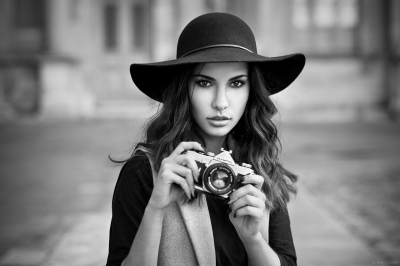 ženy, černobílý, portrét, čepice, hloubka pole, Fotoaparát ženy, černobílý, portrét, čepice, hloubka pole, Fotoaparát