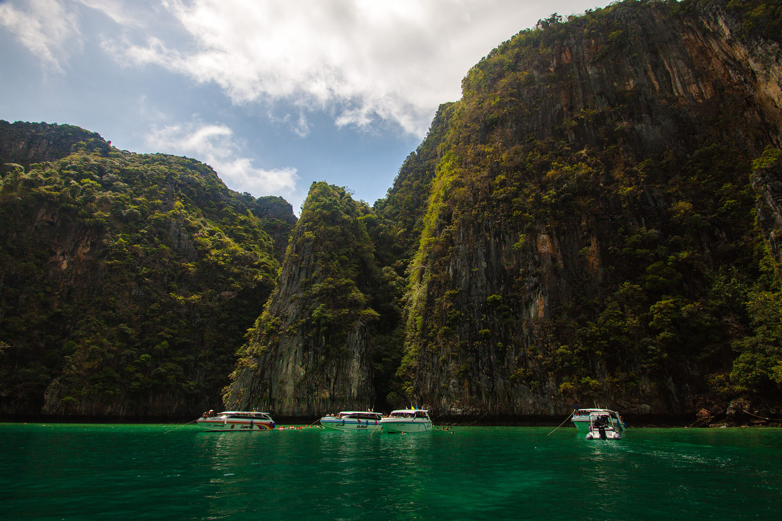 voda, mrak, nebe, vodní zdroje, hora, loď, zelená, Natural landscape, jezero, coastal and oceanic landforms, vodní tok, Terén, fluvial landforms of streams, banka, krajina, plavidlo, vodní, horských reliéf, pohoří, uklidnit, pobřeží, kopec, mys, nádrž, Klippe, horizont, pleso, kupa, údolí, pobřeží, strom, tropy, ostrov, Lake District, stanice hill, volný čas, zvuk, oceán, jezero, Skála, kanál, džungle, přírodní rezervace, záliv, les, horské řeky, Cestovní ruch, vstupní, dovolená, odraz, pelerína, boats and boating equipment and supplies, zátoka, mys, útes, karibský, valdivian temperate rain forest, moře, deštný prales, rekreace, water transportation, řeka, sráz, lodičky