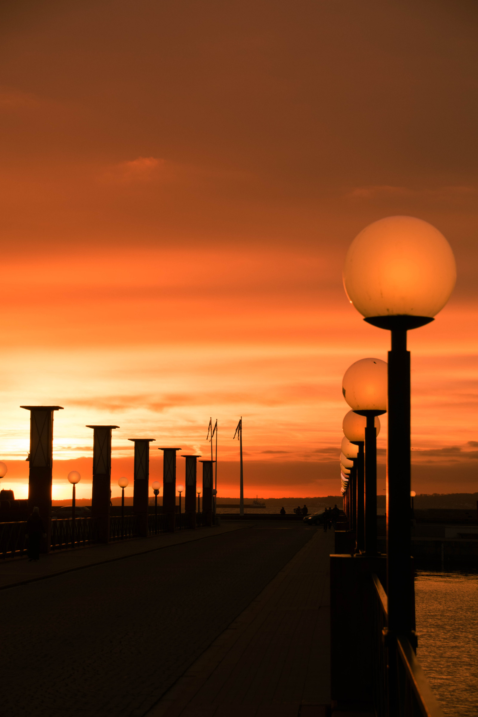 luce del sole, persone, tramonto, mare, città, notte, architettura, acqua, natura, riflessione, cielo, silhouette, Alba, sera, mattina, Sole, orizzonte, Svezia, crepuscolo, Sverige, leggero, nube, albero, alba, all'aperto, vista della città, oceano, illuminazione, barche, catena, sk nel n, SE, himmel, resund, solnedg ng, Siluett, Helsingborg, kvickbron, parapeten, siluette, forma, ultimi bagliori