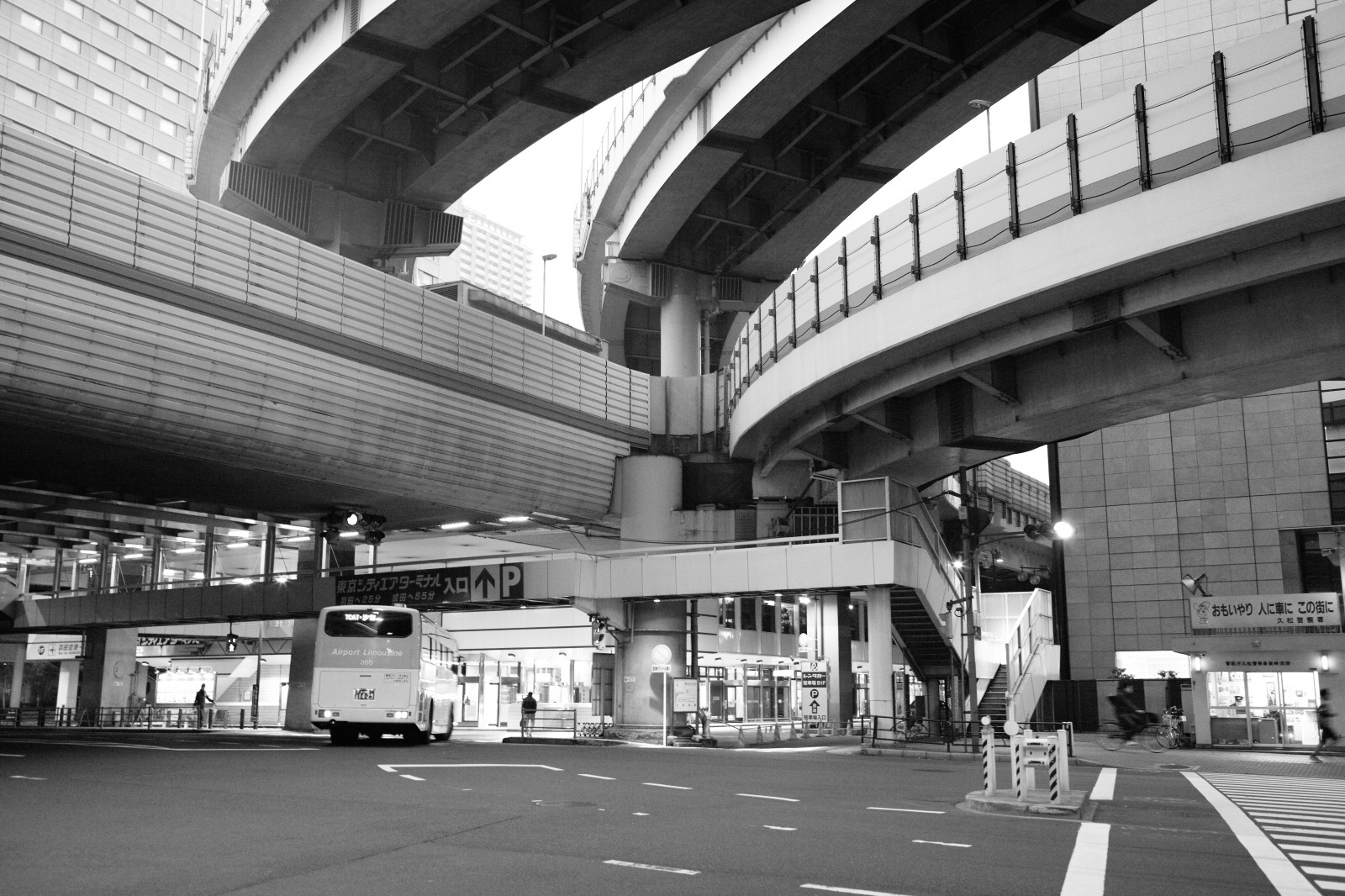 černobílý, město, ulice, architektura, silnice, fotografování, vlakové nádraží, minout, doprava, Leica, Tokio, infrastruktura, M, centrum, tělesné, tvar, Summicron, Hakozaki, Jct, 235, leicam, typ240, summicron235asph, hakozakijunction, urban area, Černý a bílý, monochromatické fotografování, veřejná doprava