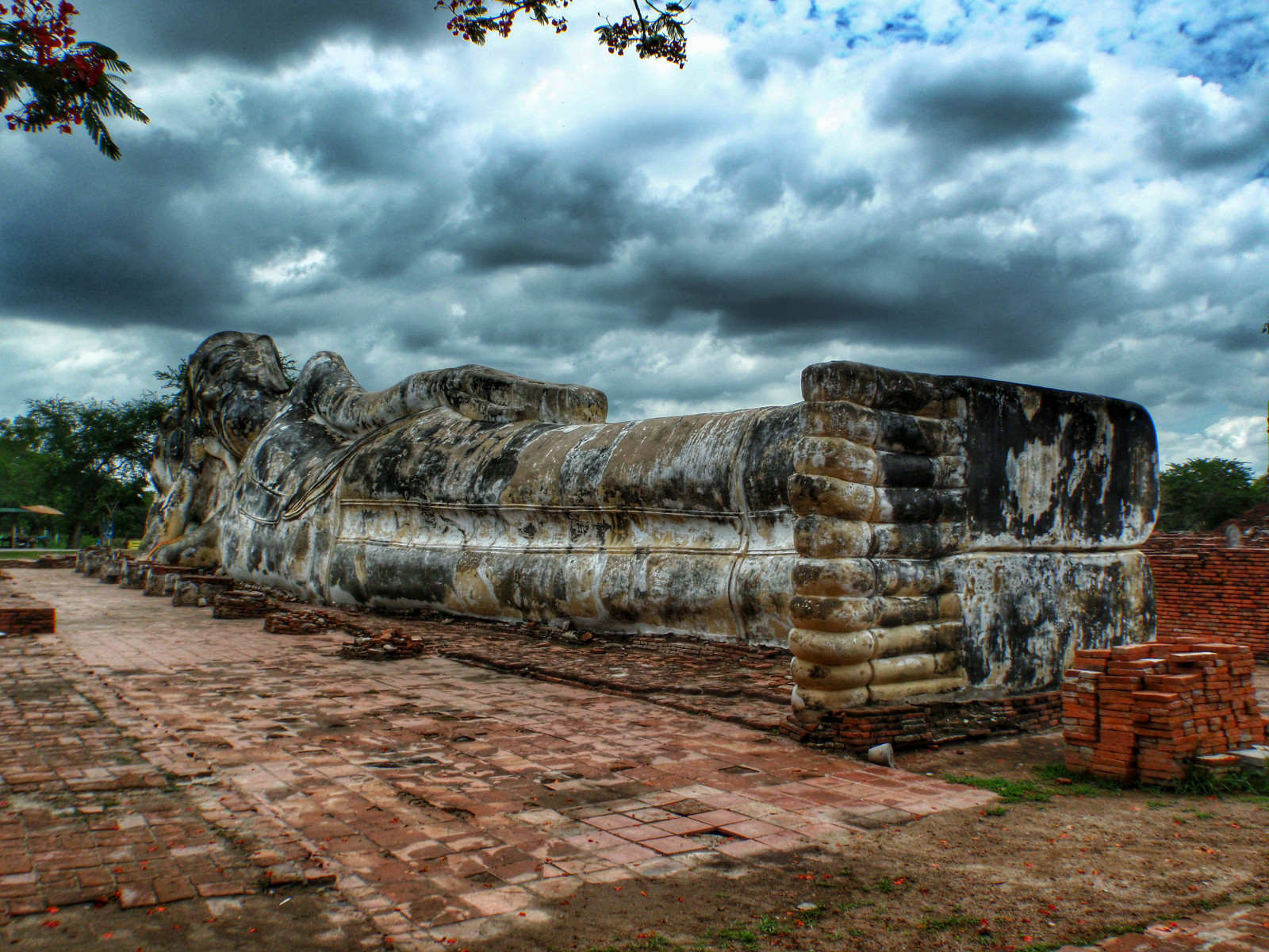 stromy, Asie, Skála, Červené, tráva, stěna, fotografování, mraky, dřevo, modrý, fotograf, náboženský, obklady, Dovolená, Thajsko, Buddhismus, Buddha, náboženství, zřícenina, Thai, dovolená, Olympus, Terén, mrak, strom, zakalený, cestovat, fotografie, dovolená, cestování, modrá obloha, uNESCO, výlet, fotky, mezník, cesta, Jihovýchodní Asie, staré Město, wat, unescoworldheritage, cestovatel, Překrásná místa, wonderfulplaces, olympustough, dávná historie, archeologické naleziště, stunningplaces, beautifulmoments, Ayutthaya, watlokayasutharam, mimo vyšlapané cesty, giantrecliningbuddha, unescoheritagesight, worldunescoheritagesight