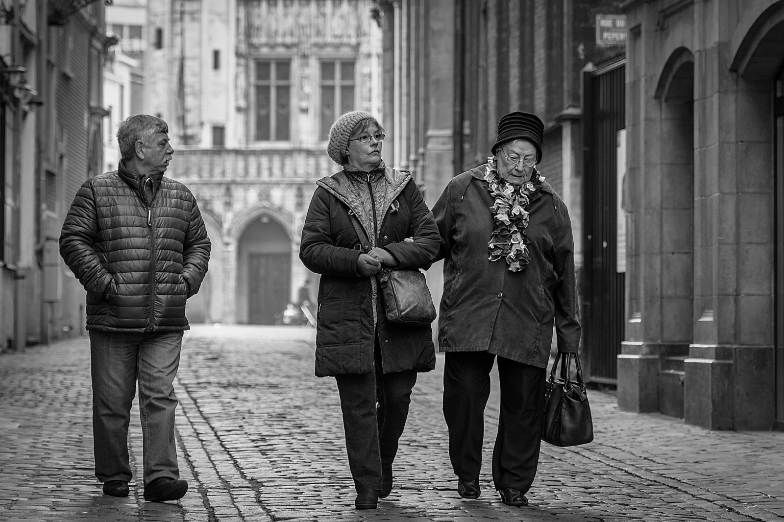 tempel, hvid, sort, monokrom, by, gade, vinter, vej, fotografering, Gentleman, stående, gå, charlie, infrastruktur, fodgænger, træ, pige, bw, Gade syn, human, stil, fotografi, øjebliksbillede, byområde, sort og hvid, monokrom fotografering, portraitsderue, Voltaire, human behavior