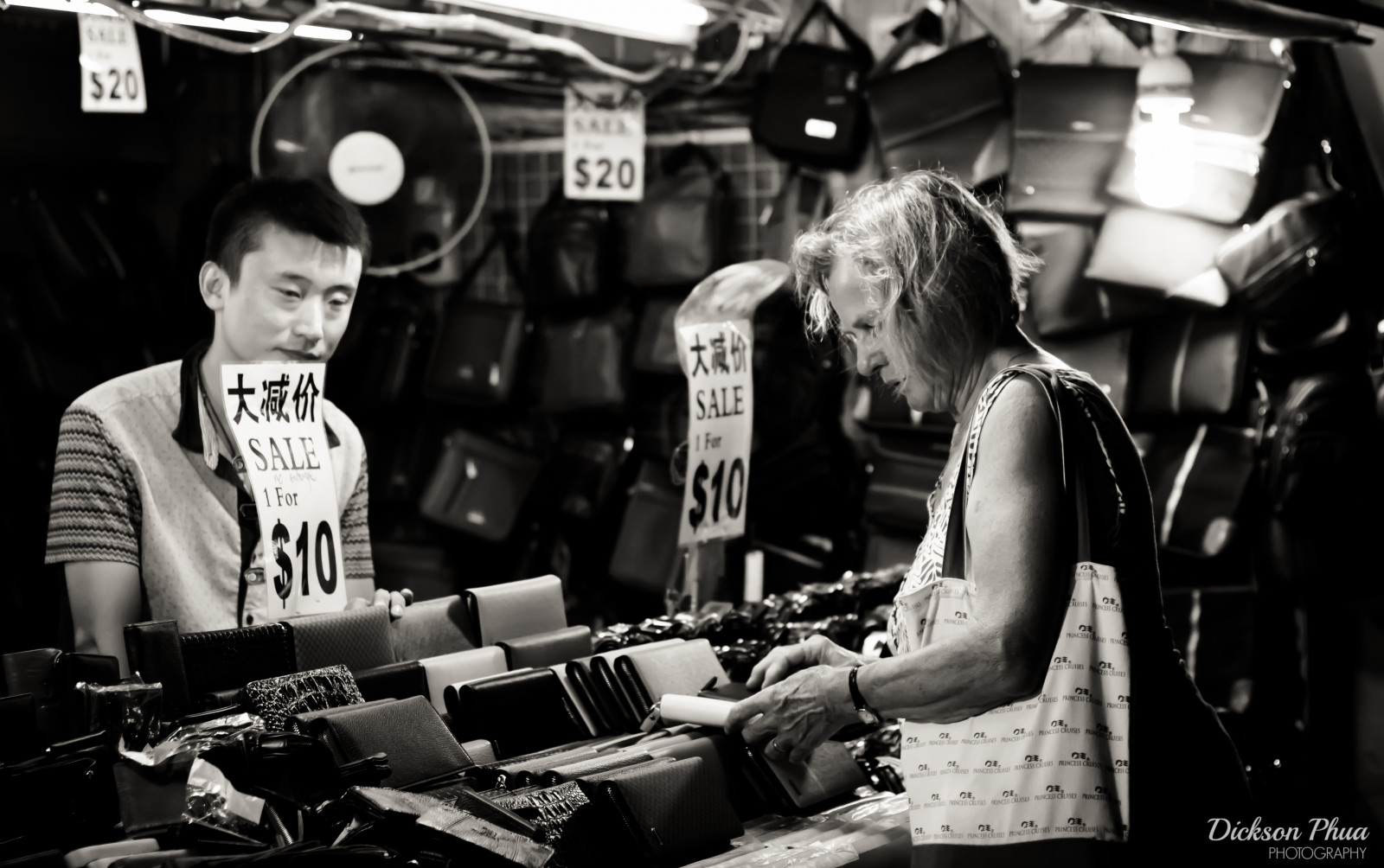 ulice, B, lidé, tělesné, žena, Černá, černobílý, pole, sépie, noc, asijský, fotografování, 50mm, Mono, oči, Singapore, Asie, myslel, čaj, bokeh, Prodej, F14, upřímný, albert, w, skvělý, hluboký, turista, východní, měnič, stop, bublina, Koupit, mělký, moment, pátek, sg, hloubka, Bugis, rozhodující, nákupy, přímo z ulice