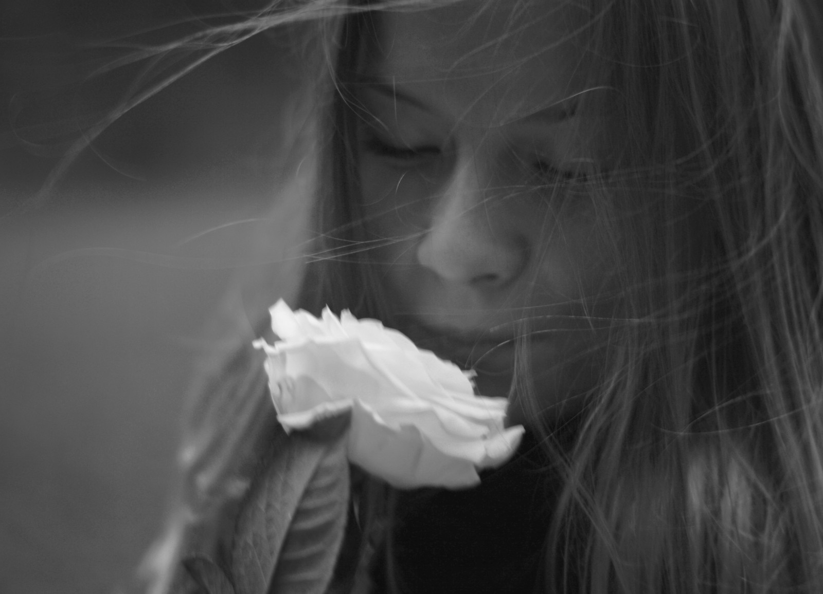 portrét, Černý a bílý, tělesné, květ, dívka, Krásná, krása, růže, vlasy, nos, 50mm, oči, Nikon, Zavřeno, vítr, kvalitní, sen, rosa, Polsko, polska, rty, snění, Dospívající, blond, čich, teenager, NIKKOR, vonící, 18f