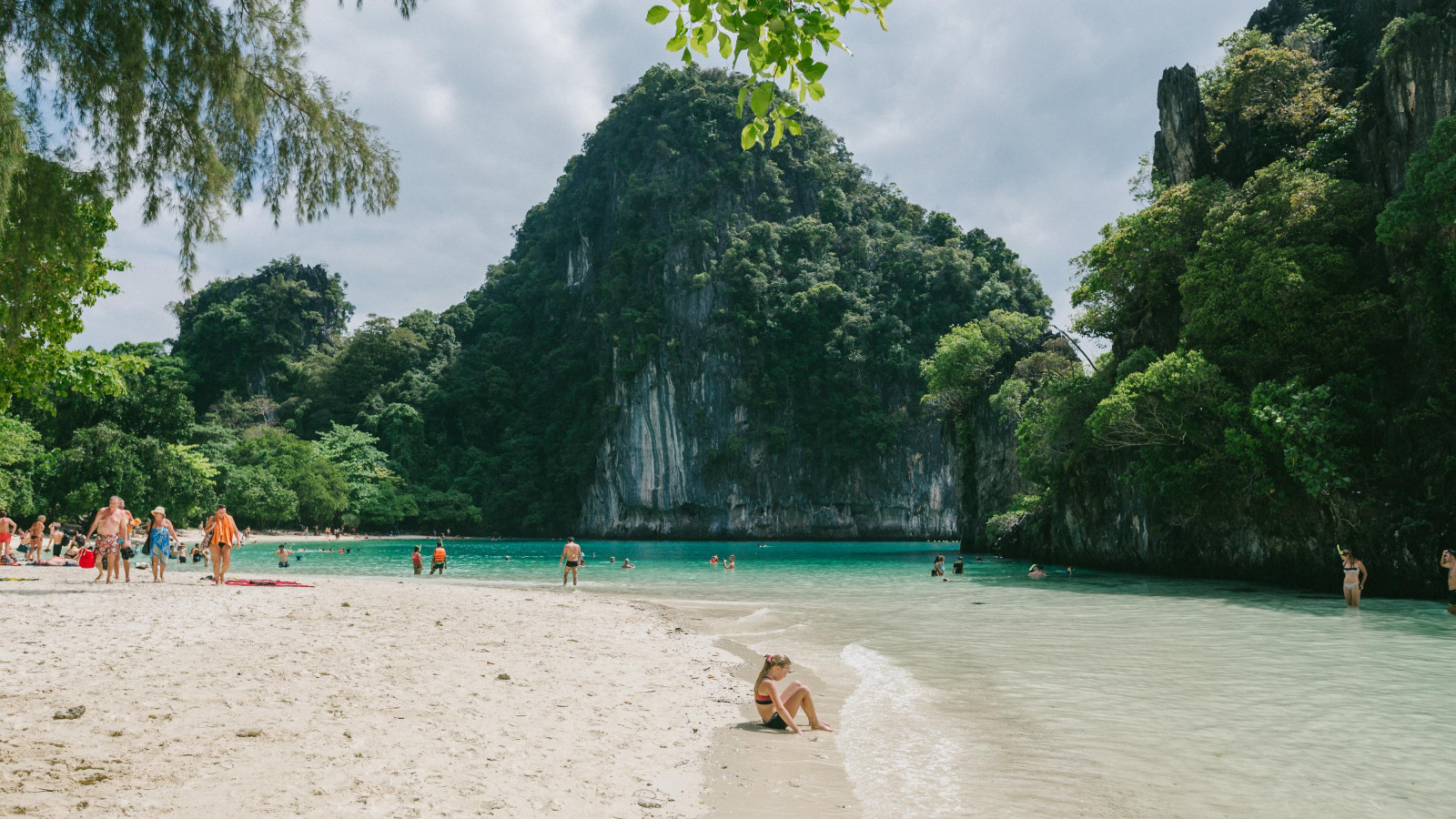 vand, krop af vand, træ, fritid, Turisme, coastal and oceanic landforms, ferie, vand funktion, strand, himmel, rekreation, Bugt, turistattraktion, lagune, troperne, landskab, plante, vandløb
