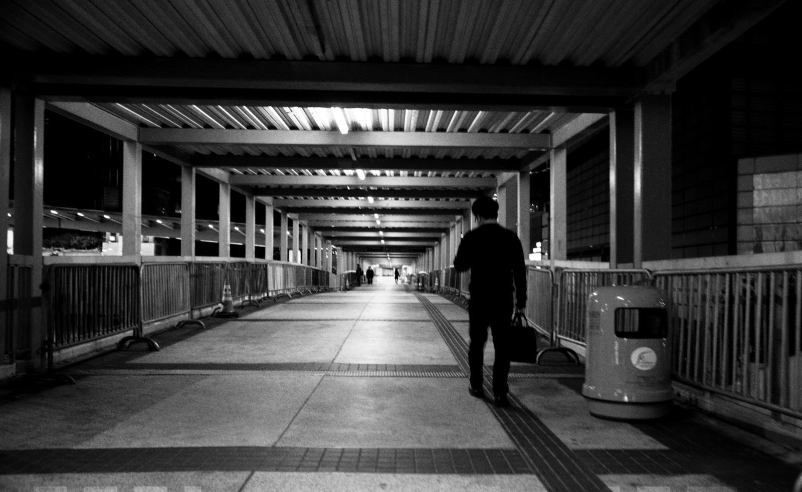 wallpaper-nikon-d700-hongkong-city-bw-street-snap-men-24120f4