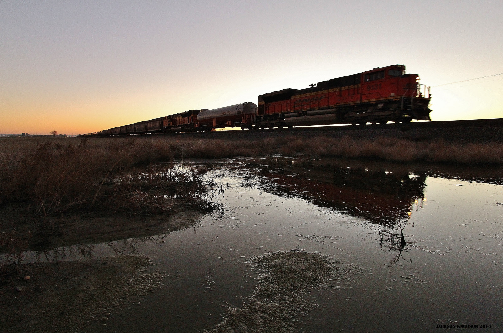 západ slunce, voda, auto, odraz, nebe, vlak, železnice, svítání, nádrž, večer, ráno, řeka, horizont, kapalina, soumrak, santa, lokomotiva, Montana, motor, železnice, kolejnice, plyn, svítání, přírodní, severní, cars, mt, dráha, tanker, fe, test, Burlington, náklad, BNSF, EMD, bláznivý, jednotka, fakturace, lpg, MRL, manifest, Sd70ace, Sd70, 9131, Worden, Linkl, Raillink, Zkapalněný