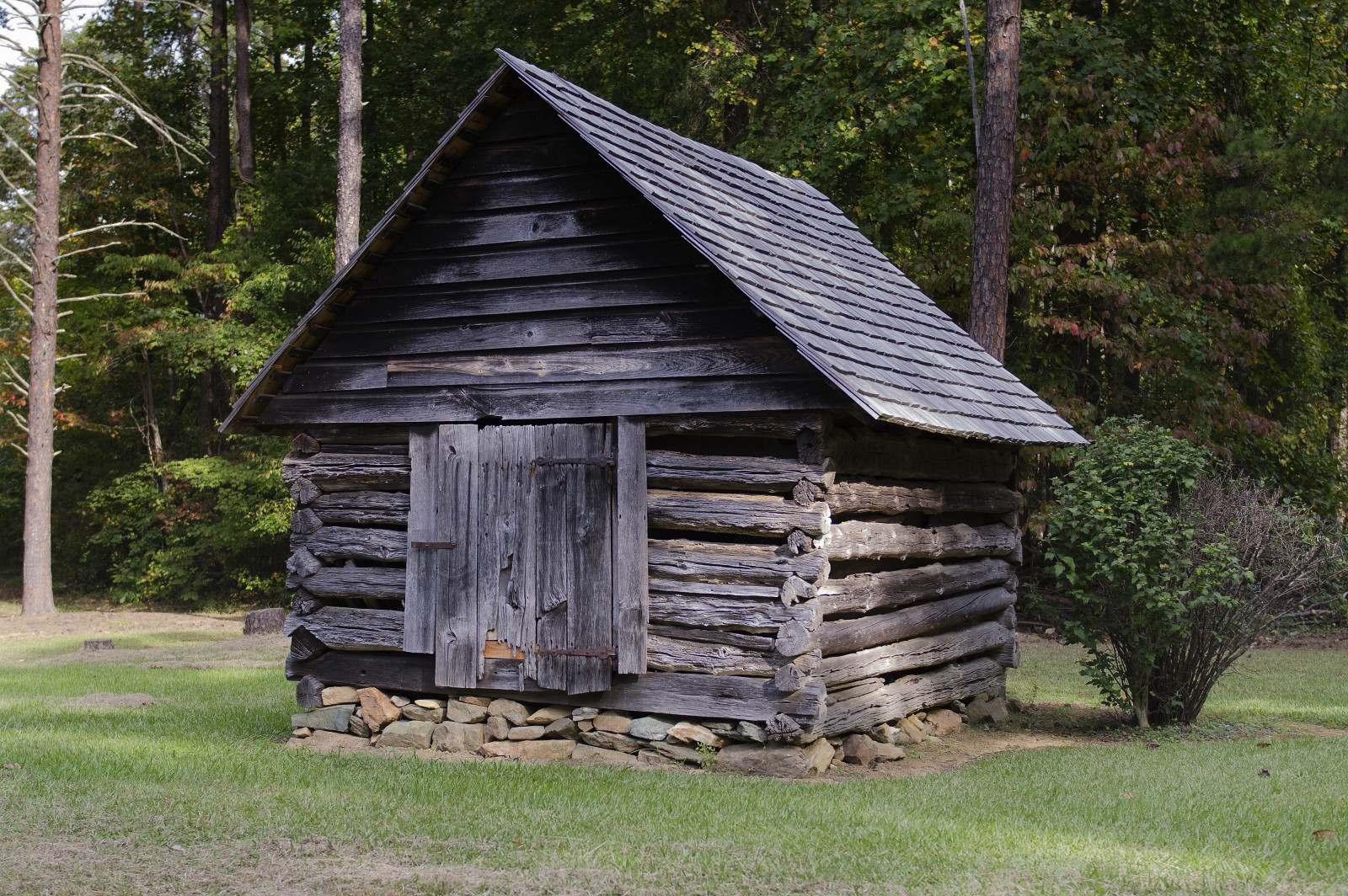 krajina, architektura, budova, tráva, venku, válka, dřevo, Dům, historický, dějiny, Spojené státy americké, stodola, chata, revoluční, chalupa, Severní, chatrč, Carolina, strom, brzy, rostlina, , ven, kůlna, nás, jižní, turista, domů, jižní, Jan, prohlížení památek, Burlington, destinace, statek, venkov, outdoor struktura, doba, srub, allen, koloniální, přístavba, kůlna, bitevní pole, Alamance