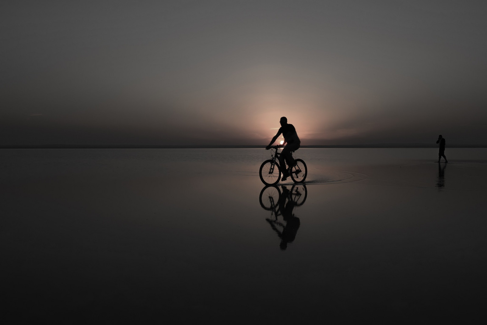 pouliční osvětlení, černobílý, západ slunce, Příroda, jízdní kolo, odraz, stín, silueta, svítání, ráno, světlo, mlha, osvětlení, tvar, tma, atmosférický jev, počítač tapeta, Černý a bílý, monochromatické fotografování