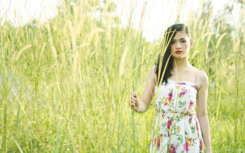 ženy venku, ženy, model, pole, bruneta, tráva ženy venku, ženy, model, pole, bruneta, tráva