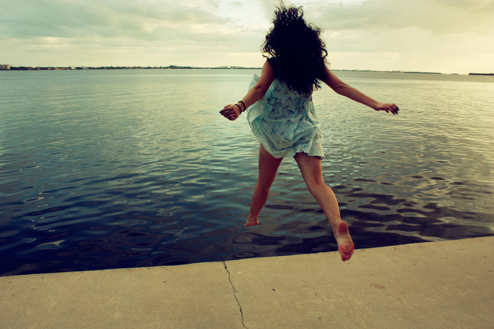 slunečnímu záření, ruce, západ slunce, moře, voda, písek, skákání, mraky, pláž, šaty, modrý, ráno, Nohy, vlasy, horizont, Osoba, Volný, uvolnit, dovolená, Danielle, dítě, dívka, krása, oceán, žena, prozkoumal, ruka, zábava, noha, fotografie, skok, tanec, obraz, lidských pozice, focení, crossprocess