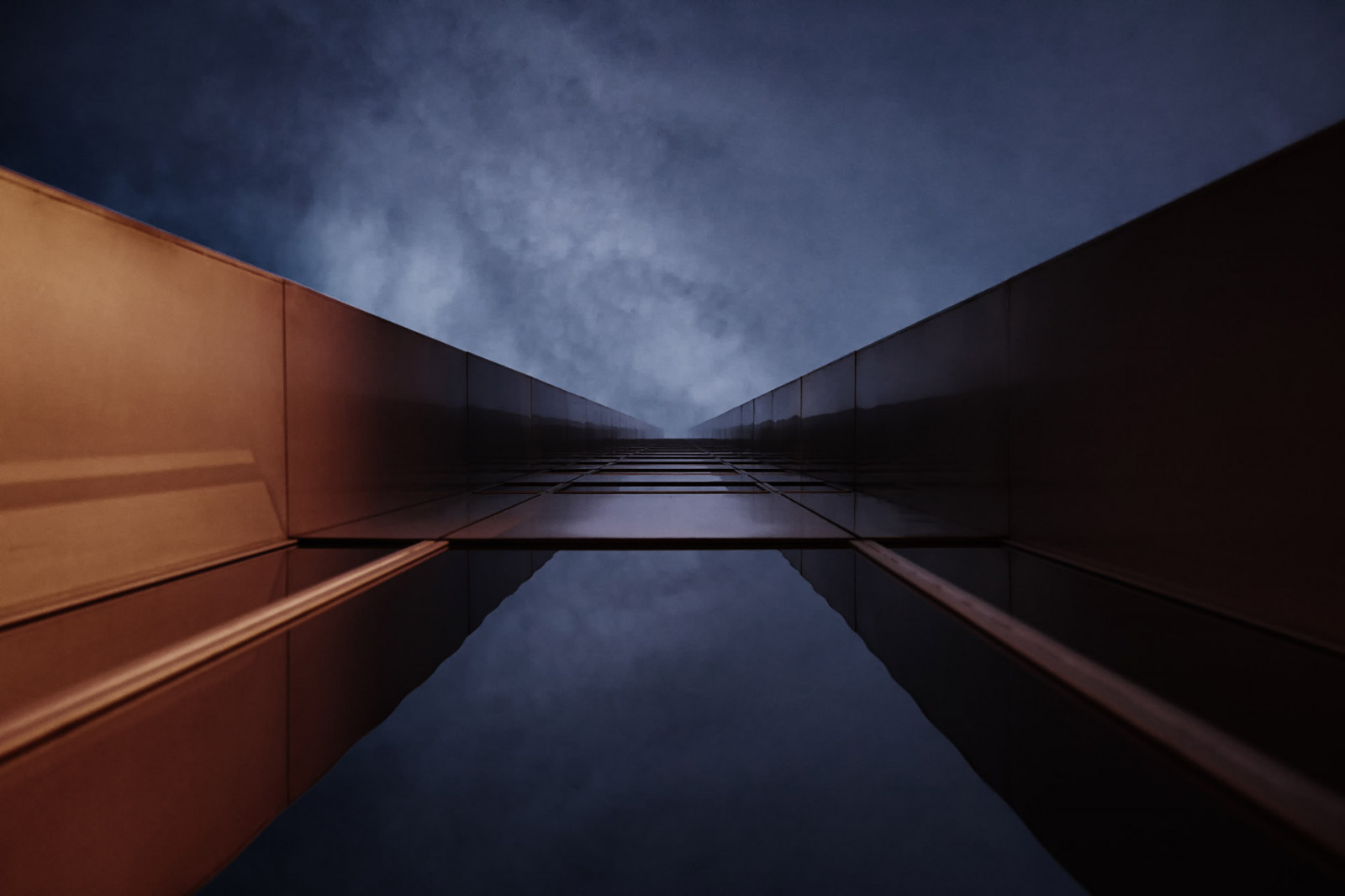 architektura, abstraktní, voda, budova, odraz, nebe, mraky, symetrie, uklidnit, sklenka, horizont, Sony, atmosféra, Seattle, RX1R, zajetí, 7, úhel, R, světlo, mrak, zakalený, náladový, jeden, washington, atmosférický, odrazy, budovy, čára, pro, tma, Stát, rx1, wa, počítač tapeta, denní osvětlení, jev, fixed link