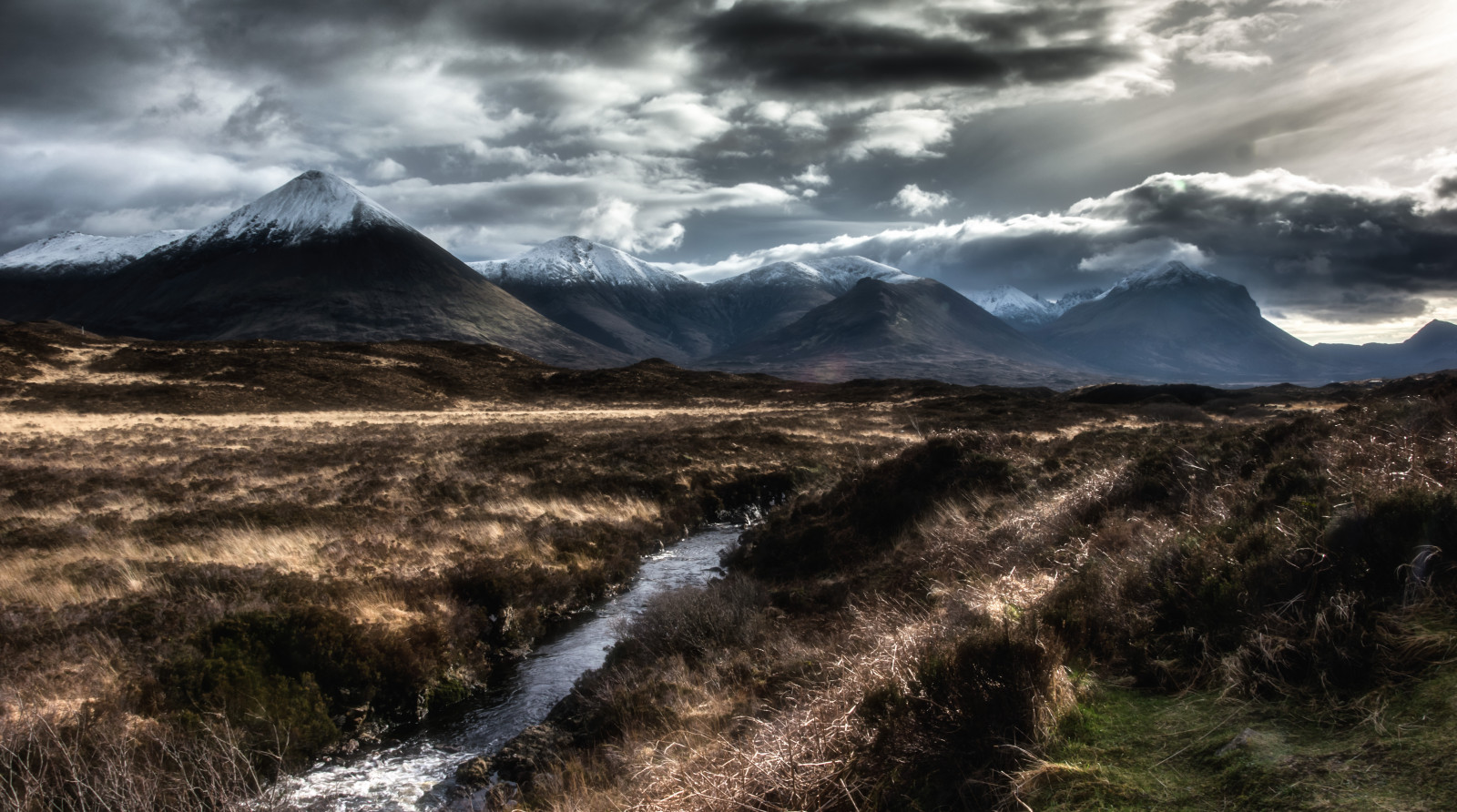 slunečnímu záření, krajina, moře, kopec, Skála, Příroda, nebe, sníh, zima, Skotsko, ráno, horizont, atmosféra, ostrov, údolí, Nikon, divočina, Skye, plošina, Únor, hřbet, mrak, NIKKOR, náladový, Landschaft, hora, počasí, scénický, vysočina, jezero, ostrůvek, atmosférický jev, horských reliéf, landform, geografický rys, pohoří, klesl, d3300