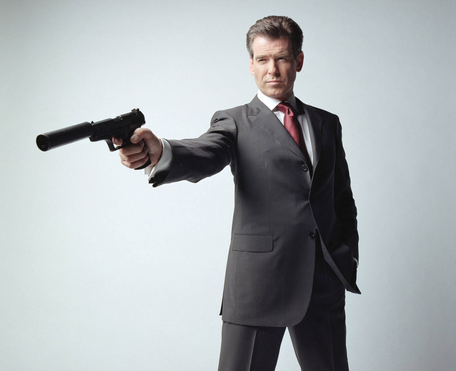 Pierce Brosnan, skuespiller, mand, brunette, smoking, pistol, vovemod
