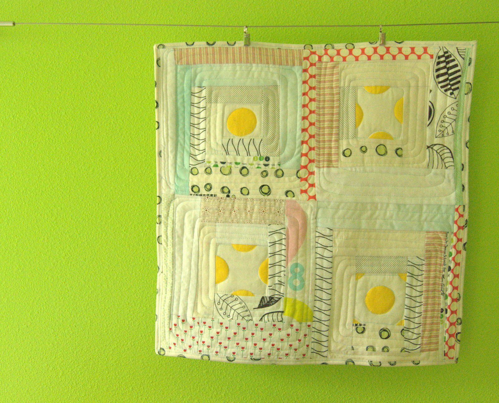 Sluneční svit, šití, polštáře, puntíky, slátanina