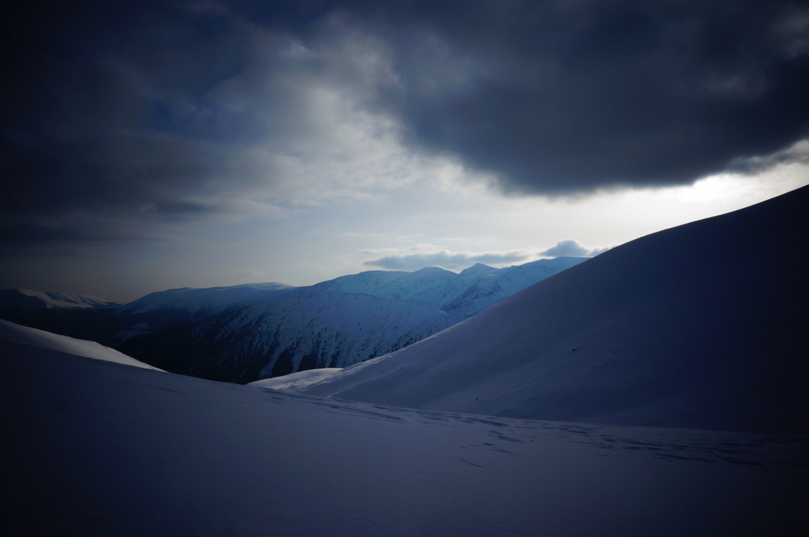 światło słoneczne, Góry, niebo, cień, śnieg, zimowy, Chmury, Rumunia, horyzont, atmosfera, zmierzch, Alpy, Płaskowyż, Karpaty, lekki, Chmura, Góra, pogoda, świt, Zjawisko atmosferyczne, Atmosfera ziemi, Górzyste formy lądowe, Kształt terenu, Zjawisko geologiczne, pasmo górskie, Zjawisko meteorologiczne, alpinizm, Cloudyafternoon