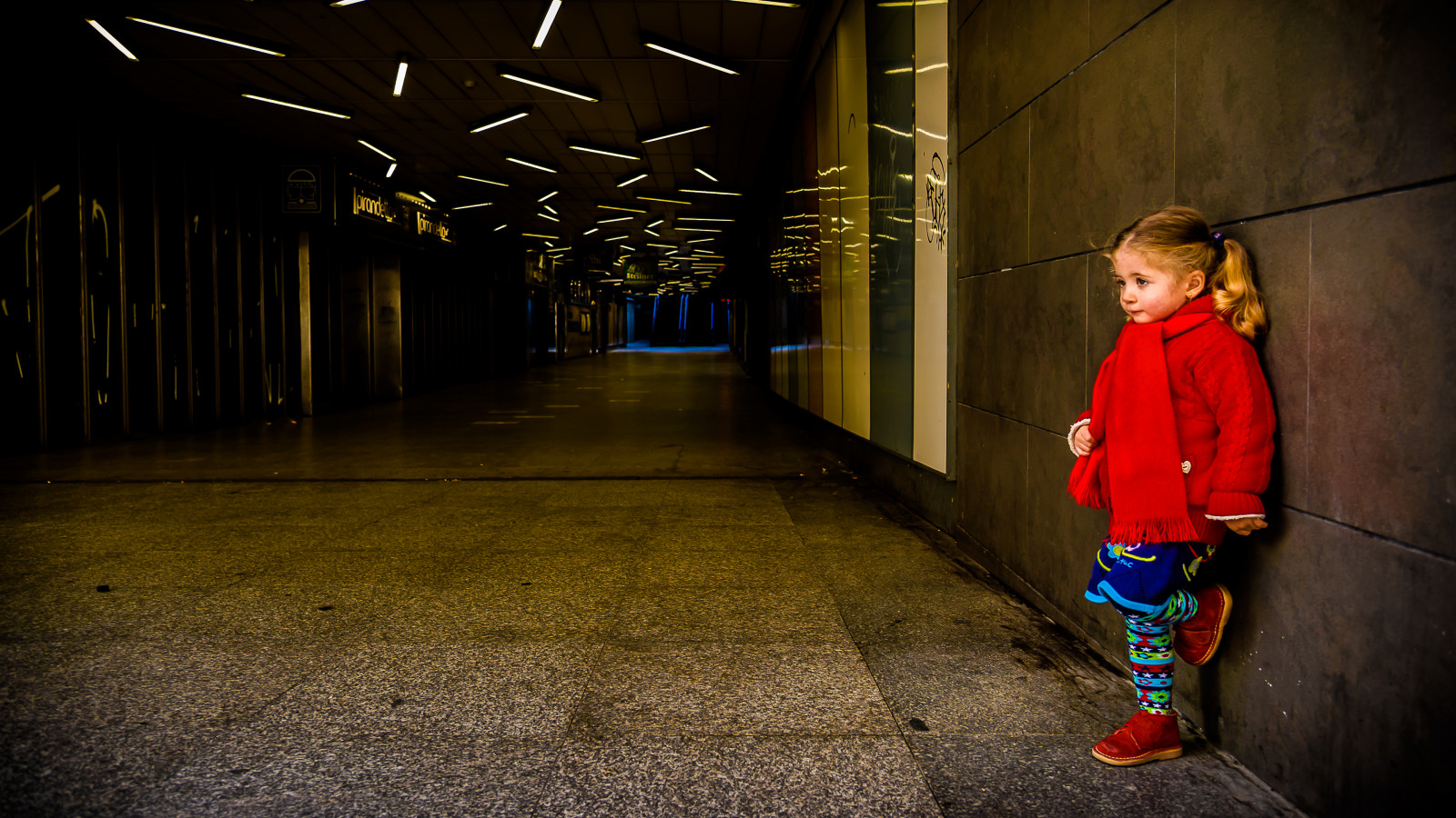 mennesker, gade, nat, by-, rød, fotografering, aften, Nikon, Madrid, infrastruktur, lys, farve, mørke, streetshot, øjebliksbillede, urbanportrait, D610, nikond600, nikond60024120mmf4, pepoexpress, nikon24120, madridfunstreet, nikond610, eli, urbanstreetpeople, streetphotographymadrid, d61024120mmf4