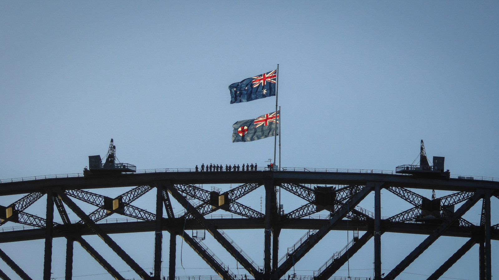 most, modrý, světlo, západ slunce, Červené, nebe, bílý, silueta, trajekt, lumix, šplhat, prohlídka, Pohled, vítr, přístav, vlajka, válečné loďstvo, Sydney, australský, circularquay, jeřáby, námořní, blednutí, Harbourbridge, vlající, horolezci, theen