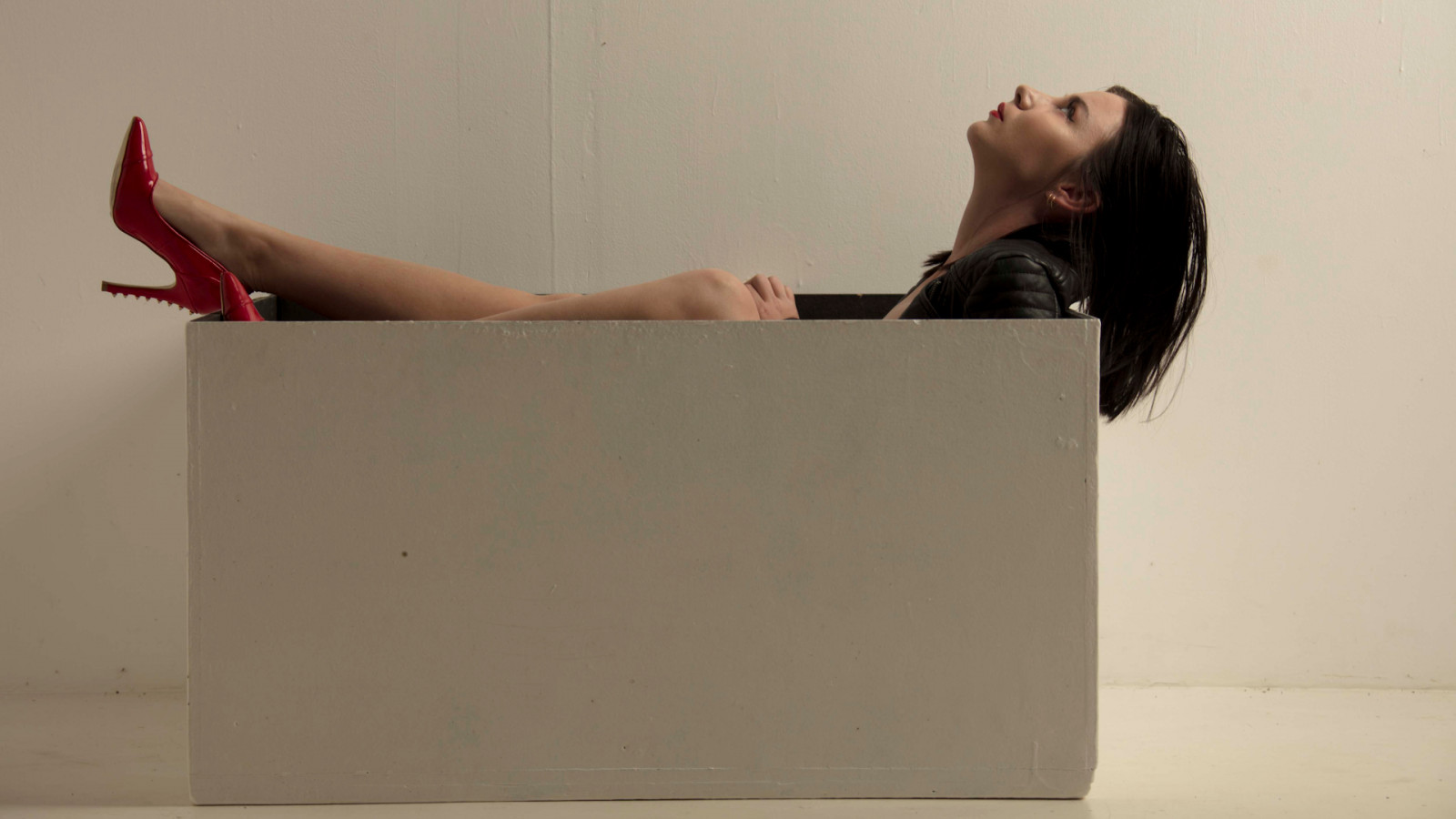 Darcy Mei, bruneta, vysoké podpatky