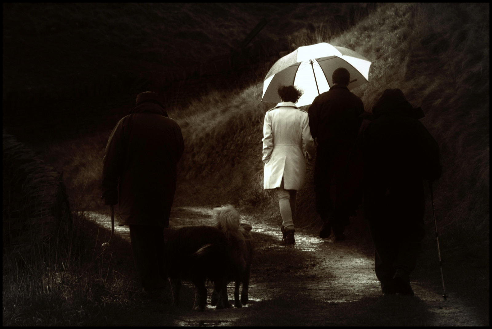 lidé, černobílý, noc, Anglie, sépie, Kánon, cesta, Mono, světlo, tělesné, Černá bílá, tma, obraz, cannon600d, Snímek obrazovky, Lancashire, chodníky, Ogden