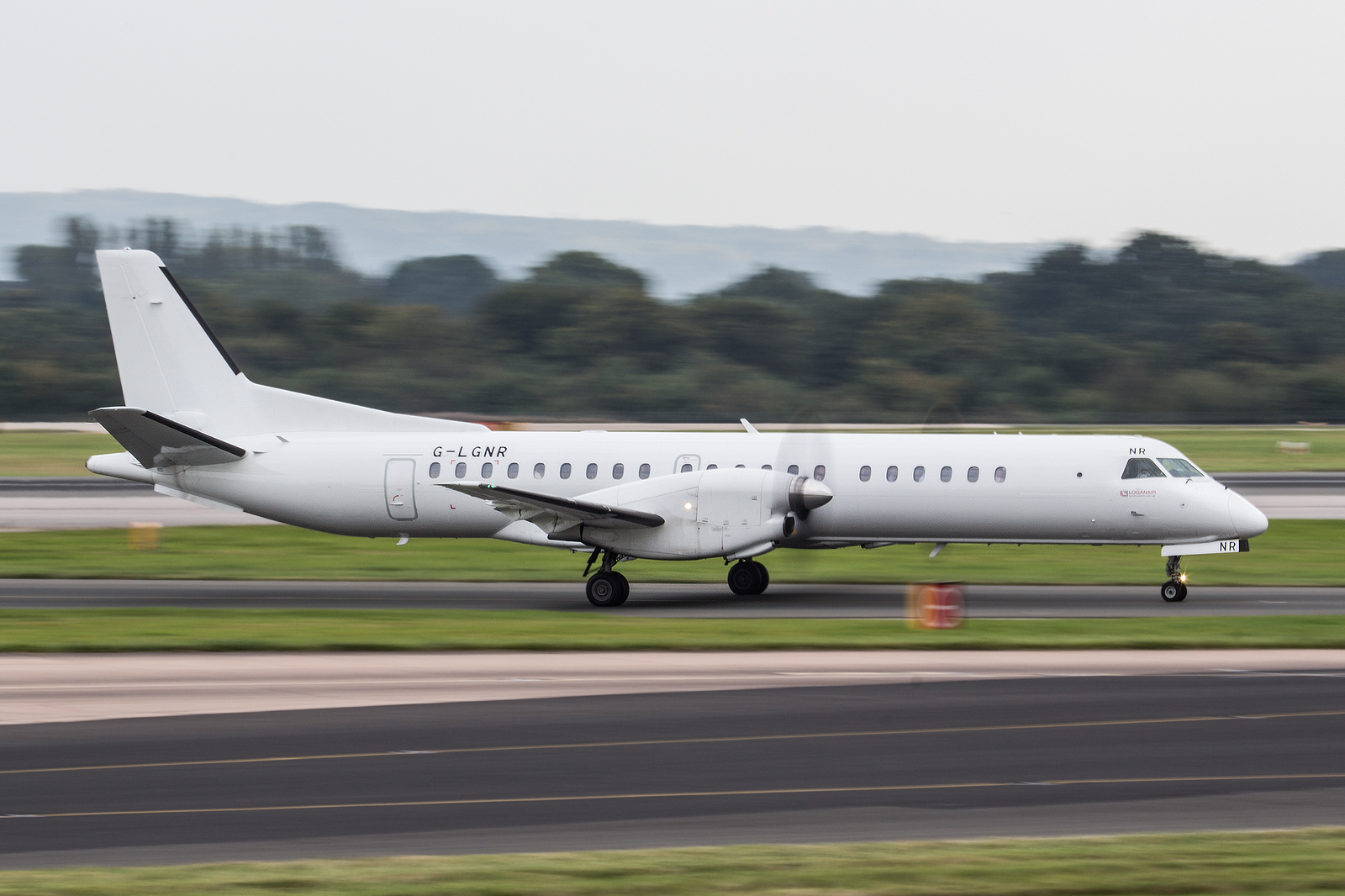 nebe, letoun, letadlo, Kánon, letiště, přistání, saab, doprava, přistávací dráha, S2000, rýžování, Let, Vzlétnout, muž, letectví, podpěra, Manchester, rozostření pohybu, letecká linka, Atmosféra Země, letecký motor, letecká doprava, aerospace engineering, dopravní letoun linkový, proudová letadla, úzké tělo letadla, avgeek, business jet, město Manchester, Letiště Manchester, manc, ESPS, AV8, aviationviewingpark, manairport, manchesterrunwayvisitorpark, canon700d, patka, RVP, turbovrtulový, pojezdové dráhy, runwayvisitorpark, runwayvistitorpark, pojíždění, Flybe, Gulfstream v, Saab2000, Loganair, Glgnr, embraer erj 145 family