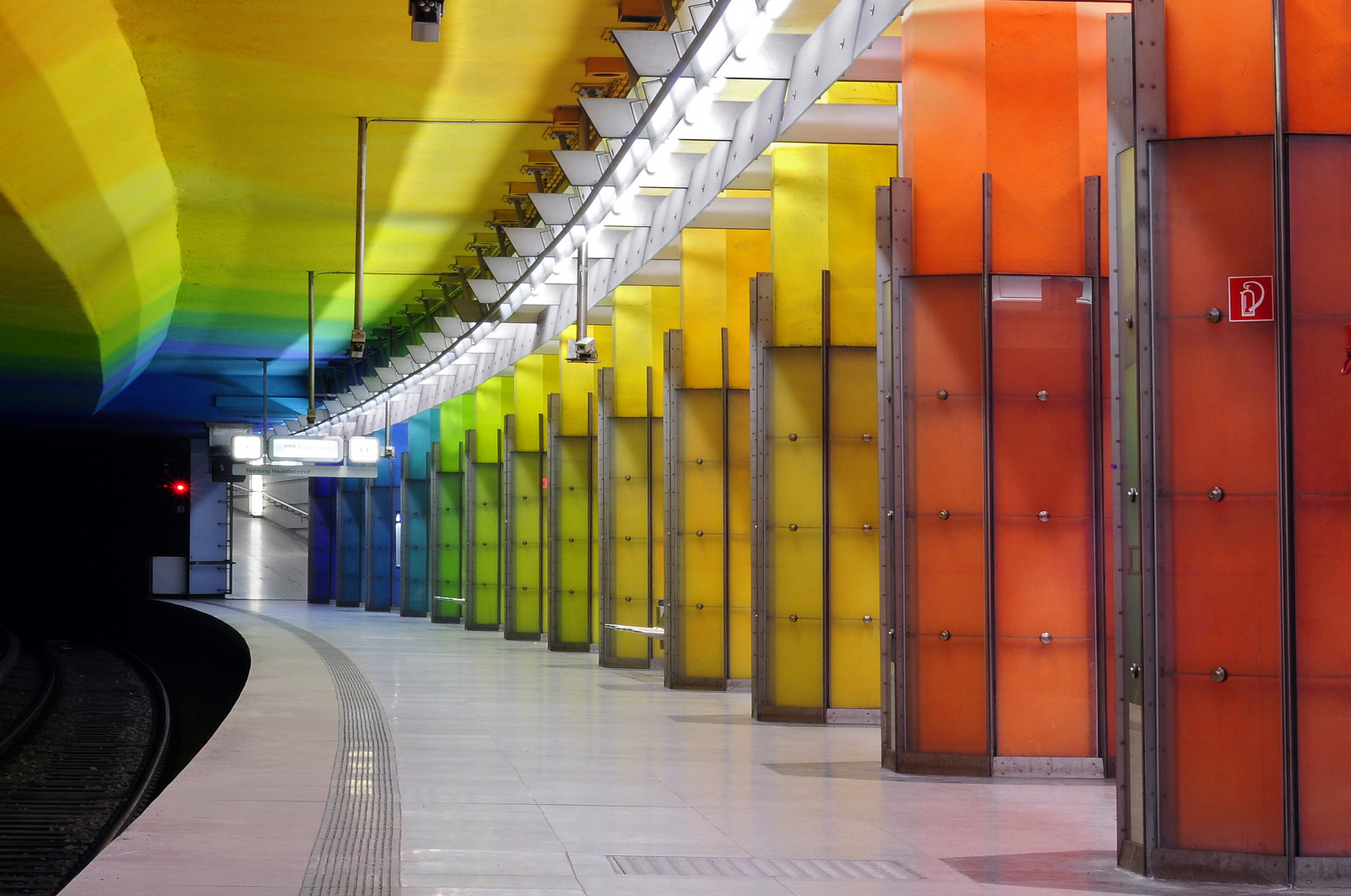 trouchnivění, munchen, ubahn, reflektion, intensiv, Candidplatz, nohdr, nikond90, nikonflickrawardgold, nikonflickrawardplatinum