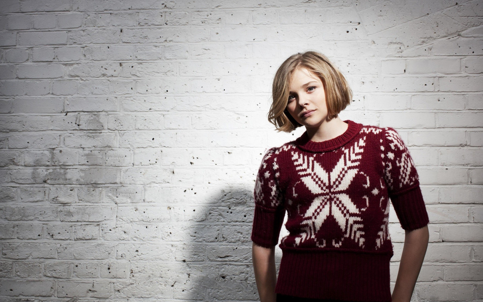 biały, czarny, kobiety, monochromia, Model, portret, blond, Podkoszulek, krótkie włosy, czerwony, fotografia, aktorka, sukienka, sweter, moda, emocja, Chlo Grace Moretz, wiosna, Osoba, kolor, dziewczyna, piękno, uśmiech, dama, fotografia, migawka, czarny i biały, Monochromatyczna fotografia, Stanowiska ludzkie, Fotografia portretowa, sesja zdjęciowa, wyraz twarzy