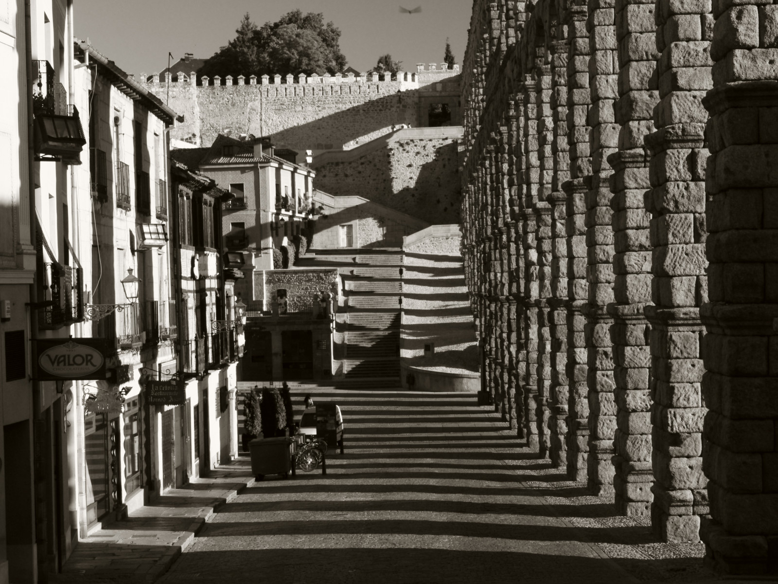 černobílý, okno, město, ulice, budova, silnice, Španělsko, město, metropole, infrastruktura, Segovia, tělesné, alej, castilla, fasáda, espana, Černý a bílý, monochromatické fotografování, GH2, Acueducto, římská říše, foxmartin69