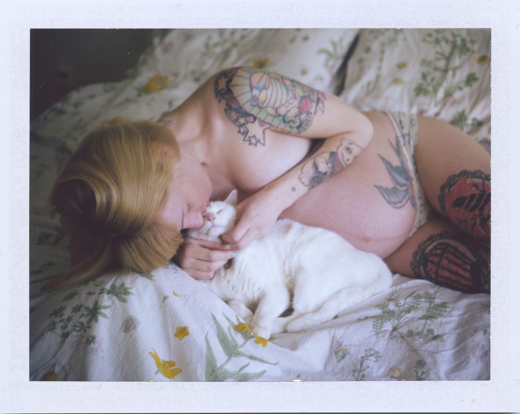 Londýn, kočka, blondýnka, milovat, postel, fotografování, dítě, Osoba, kůže, těhotná, spát, romantika, chlapec, dítě, roztomilý, dívka, okamžitý, tetování, fotografie, film, analog, obraz, hruď, interakce, lidská činnost, lola, narazit, Camea, 35 týdnů, type100, fp100c, polaroidland250, 333bracket, zeissikonragefinder