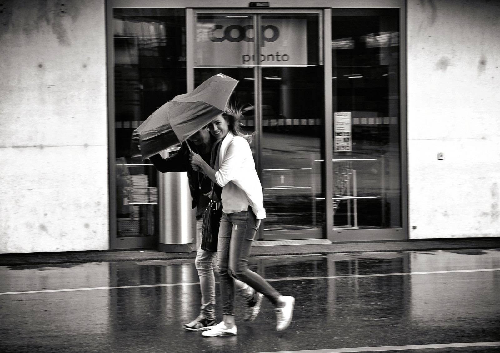 město, lidé, městský, tělesné, pouliční umění, blancoynegro, černobílý, déšť, deštník, Schweiz, Švýcarsko, Nikon, flickr, upřímný, strasse, Zurich, streetphotography, streetscene, Schwarzweiss, ch, personen, na ulicích, streetphotographer, blackandwithe, schwarzweis, Z nejsilnější, 175528, Regenschauer, streetpix, D300S, iamnikon, Snapseed, thomas8047, Z rigrafienu